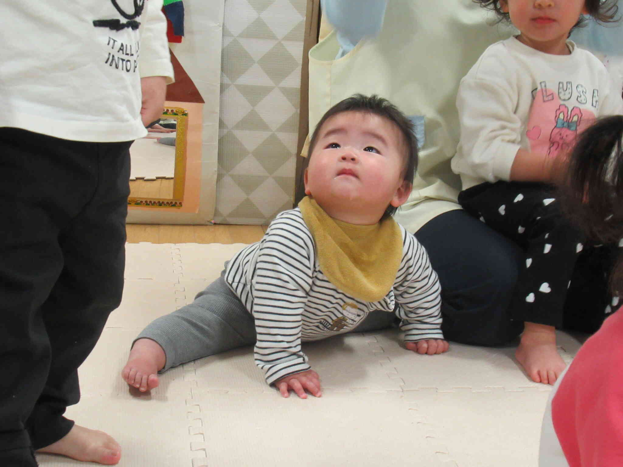 ぱんだ組（1歳児）さんの踊る様子を見て踊りたさそうな、うさぎ組（0歳児）さんのお友だち☆