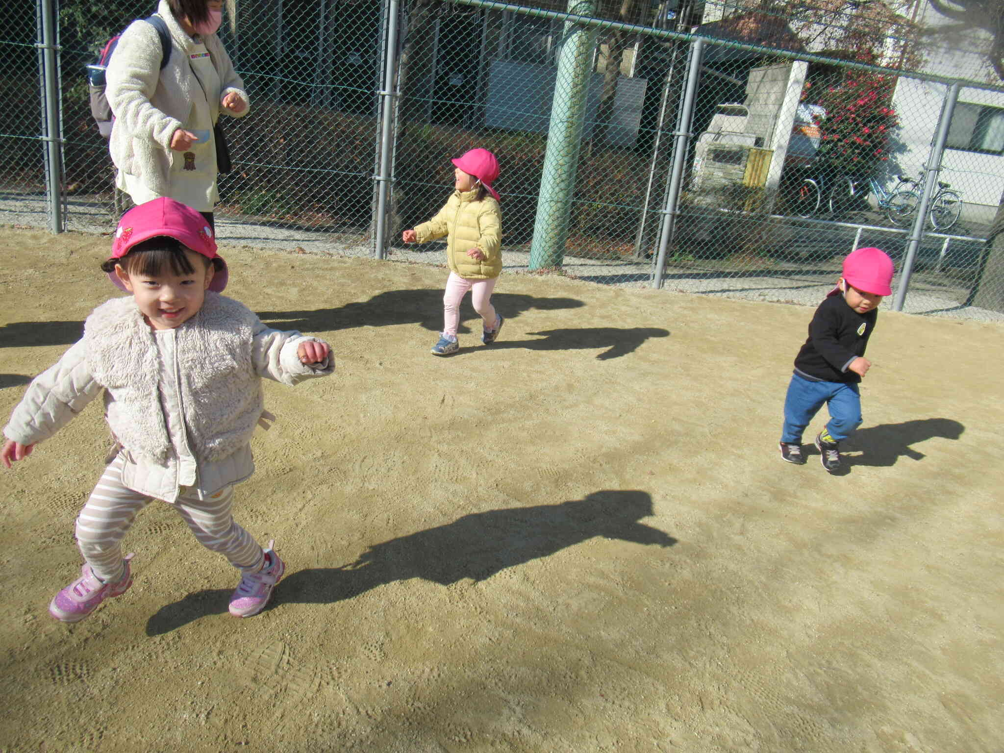 1/28　きりん組（2歳児）梅田公園で影踏み遊び♪