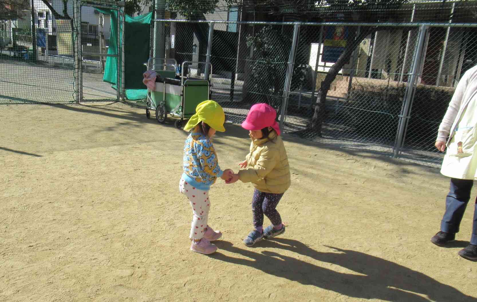 きりん組（2歳児）さんがボールをどうぞしてくれました