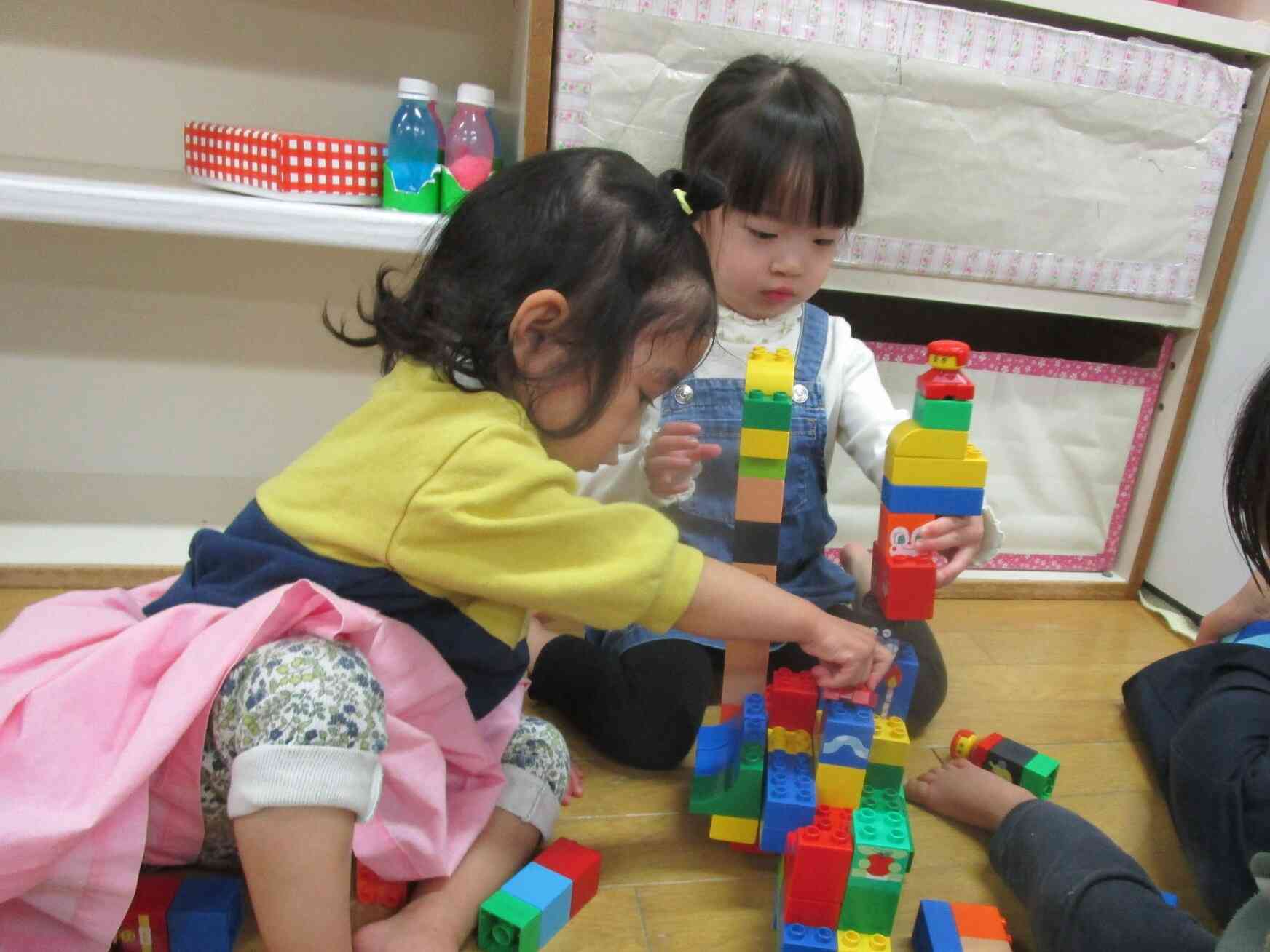 2/20　ぱんだ組（1歳児）さん室内で遊びました☆