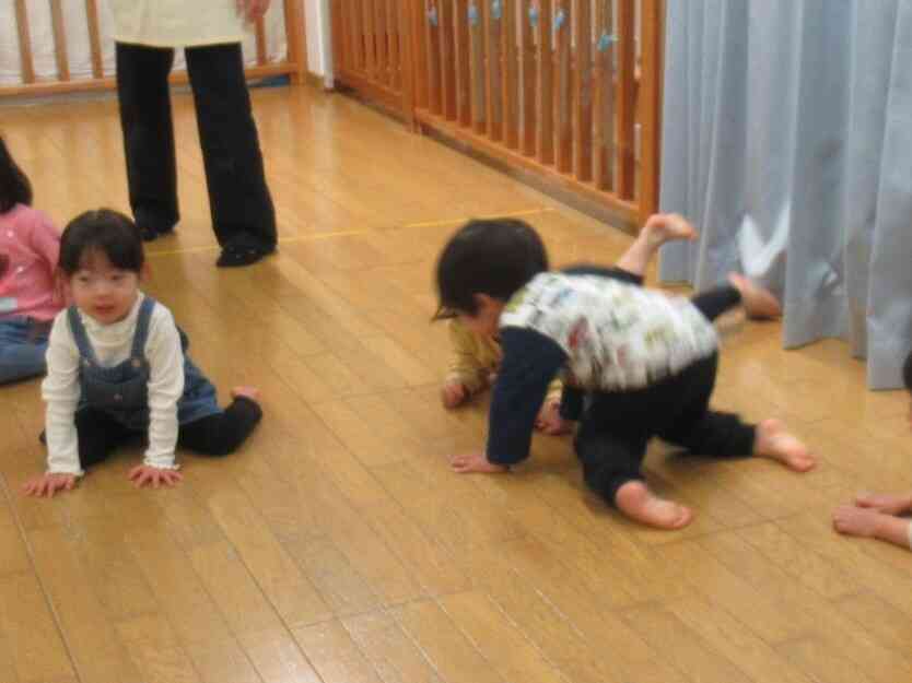 道の氷で滑ってすってんころりんする、きりん組（2歳児）さん☆