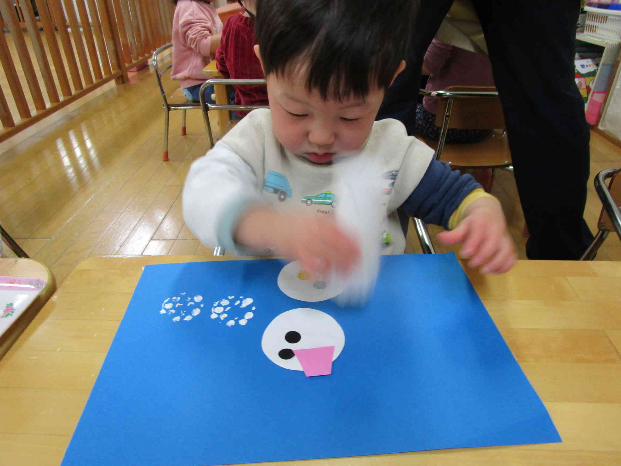 雪だるまの周りにペタペタできるかな～？