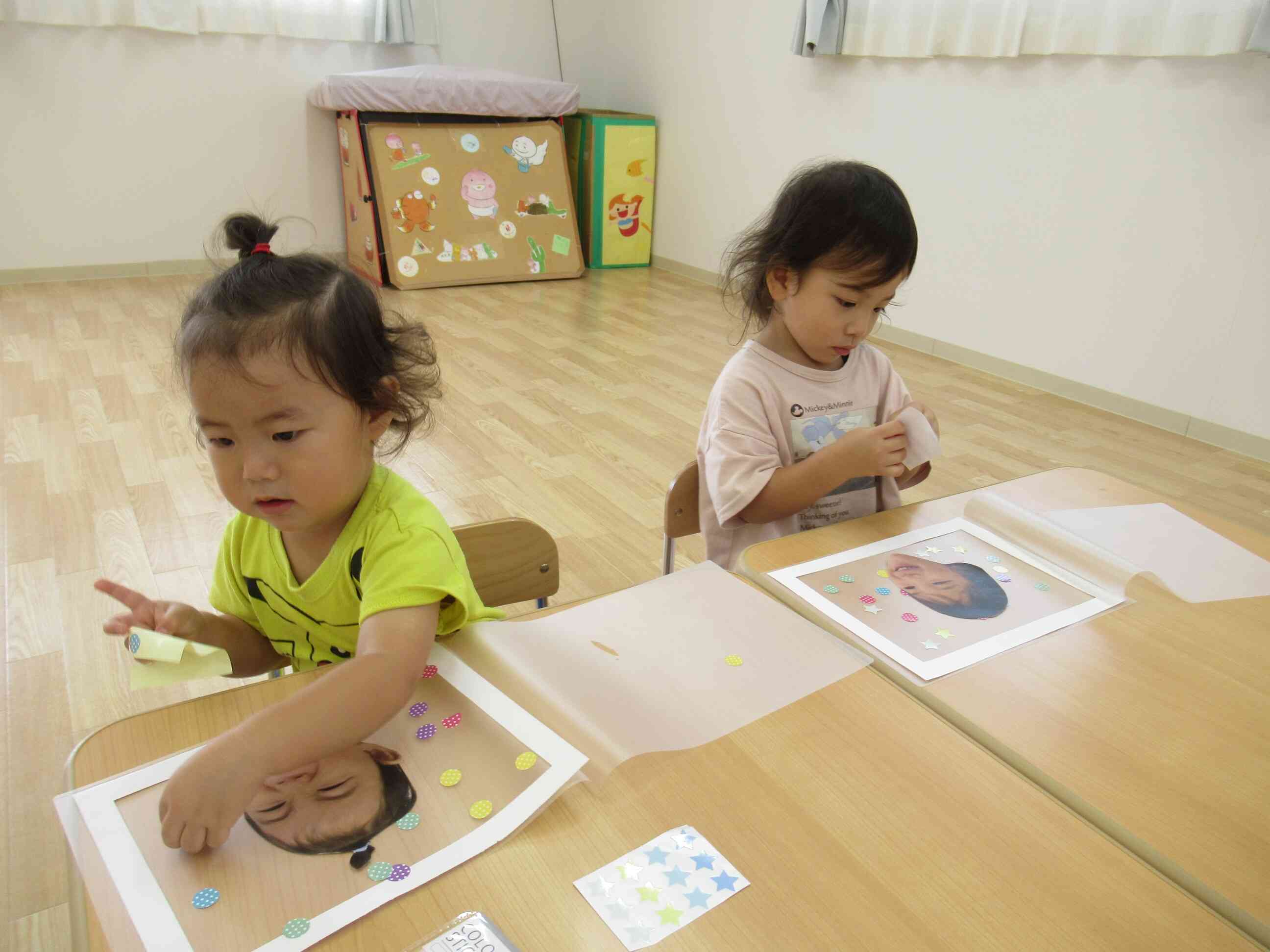 万国旗を作ったよ！（2歳児）