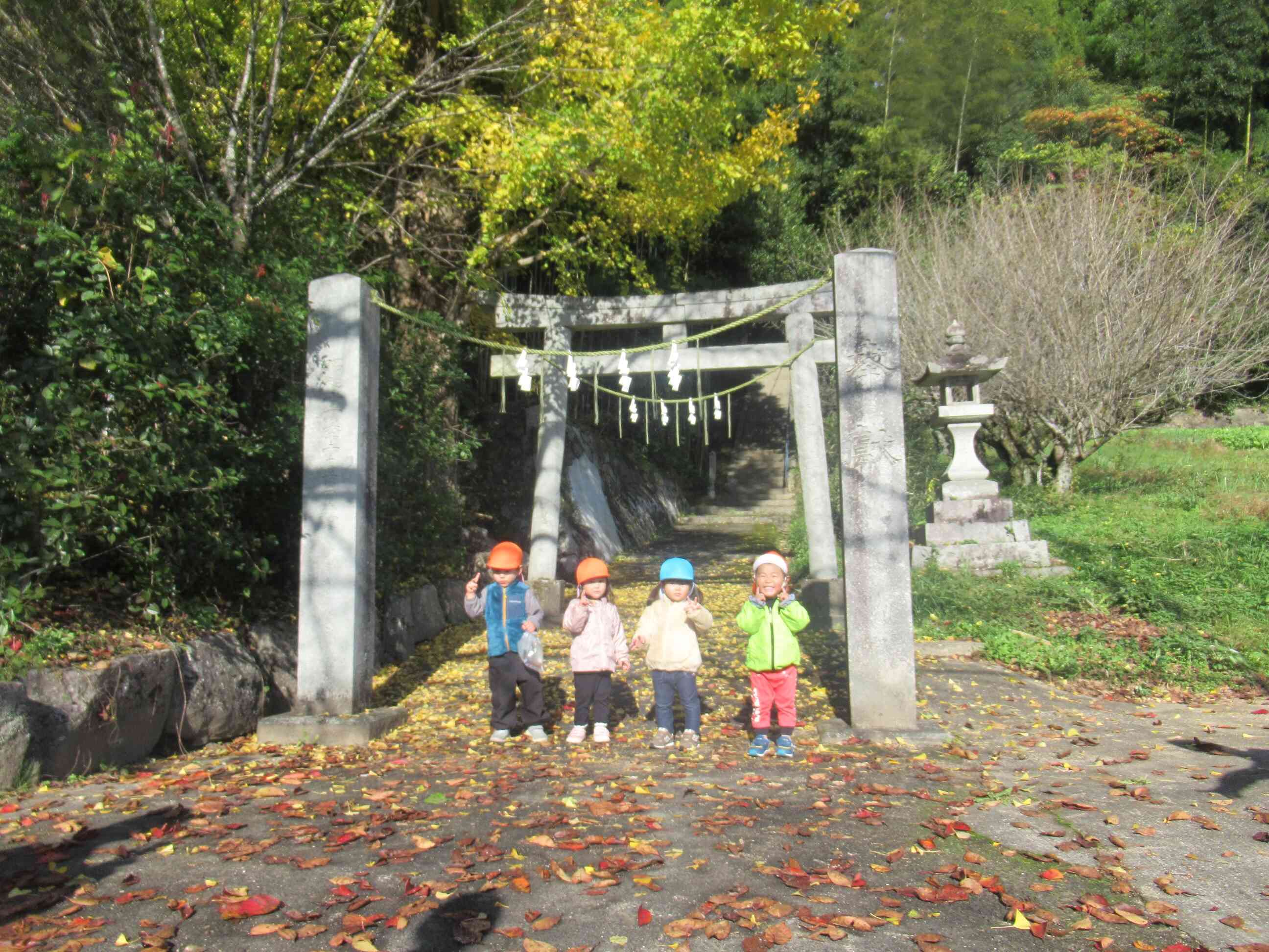 神社まで遠足したよ。