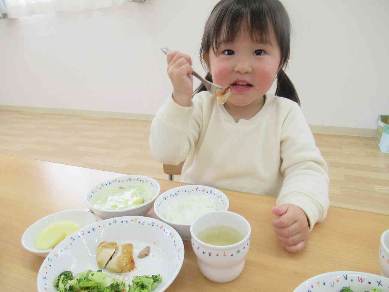 お肉食べるから見ててね。