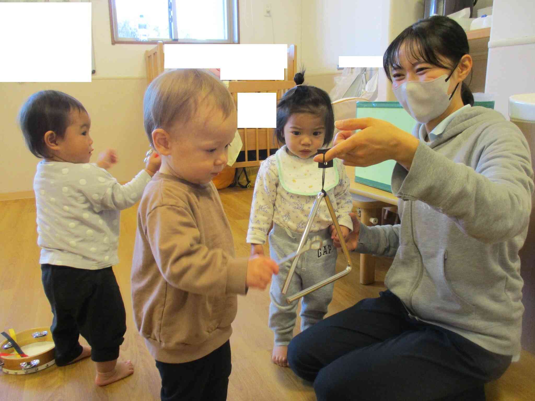 0歳児　ひよこ組　楽器遊び