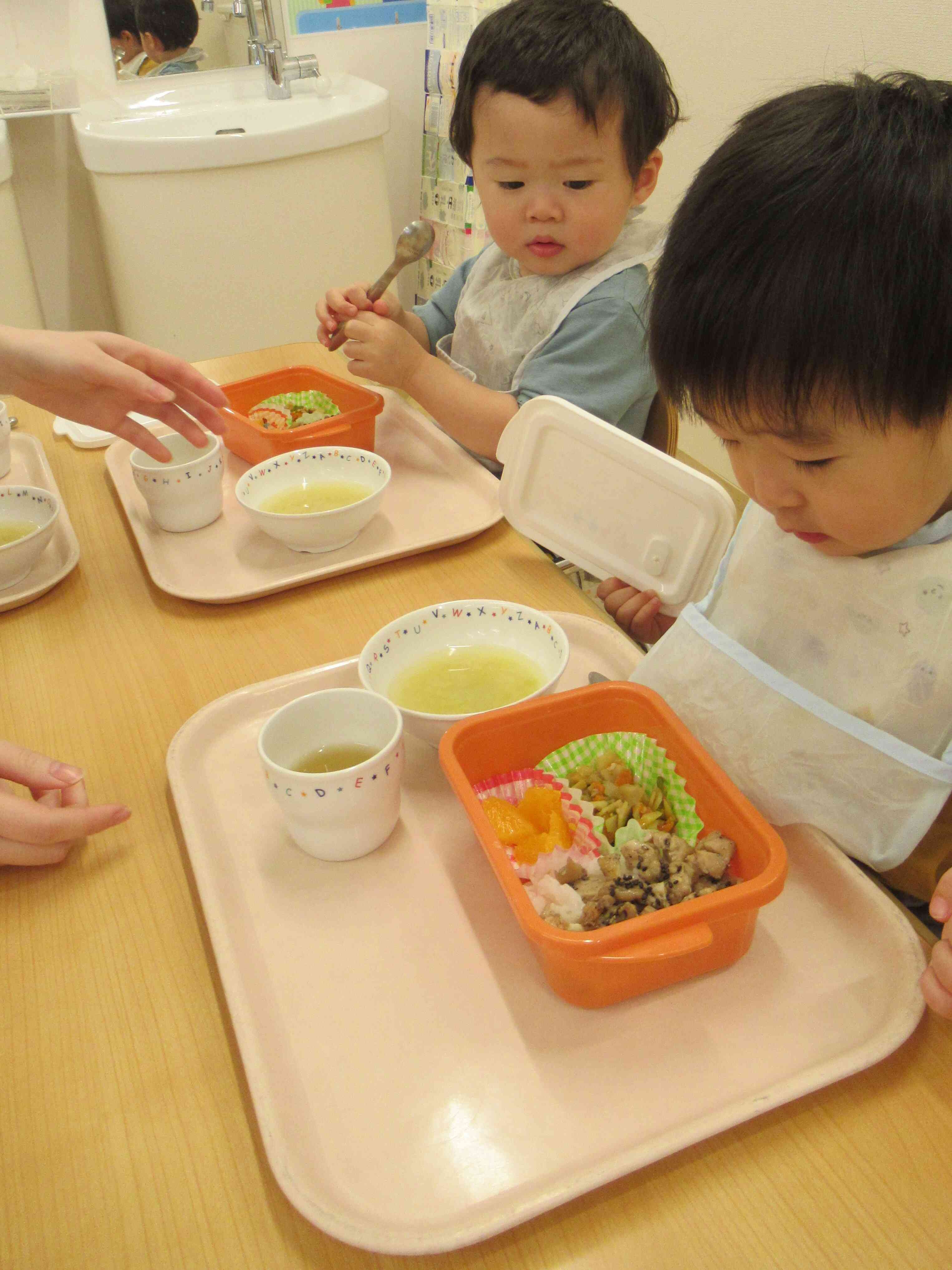 はじめての「お弁当給食」