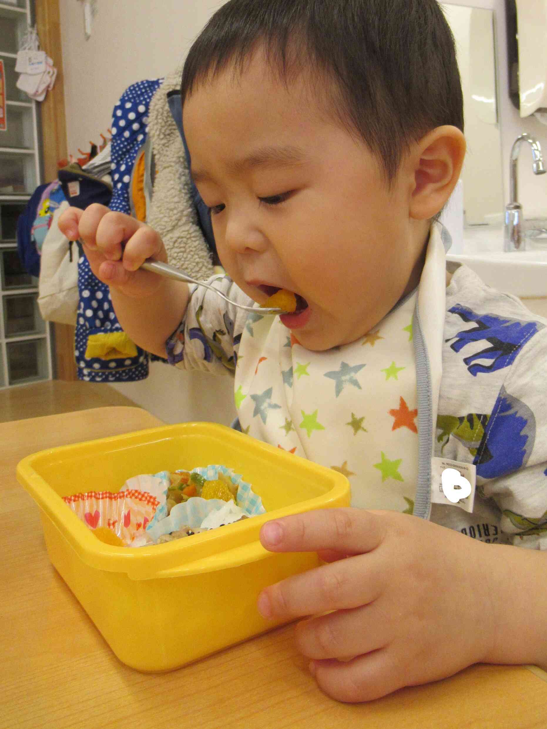 ぼくは黄色いお弁当、お友だちはオレンジ色のお弁当。