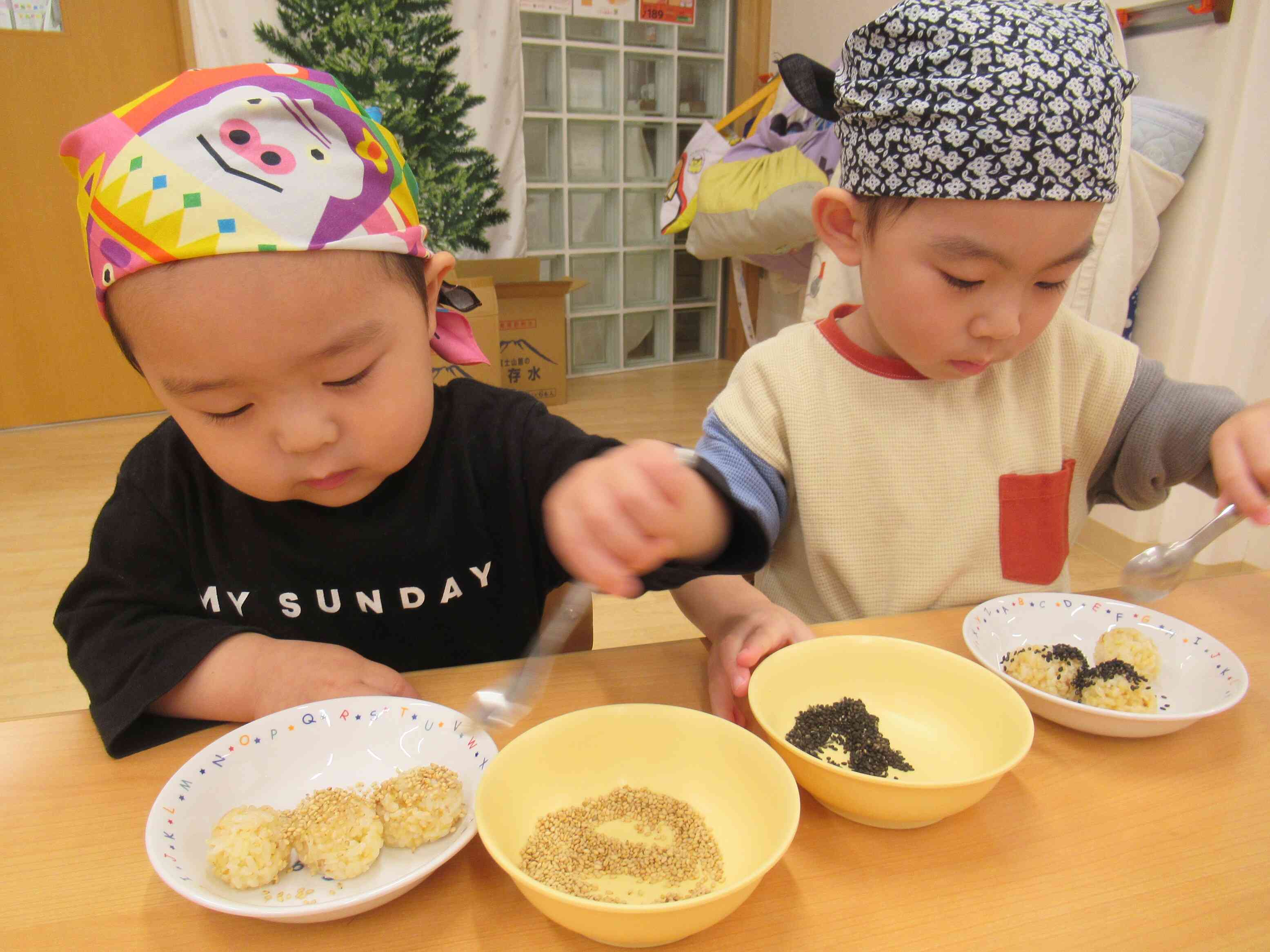 黒ゴマ白ゴマ、海苔をパラパラ。いただきます！