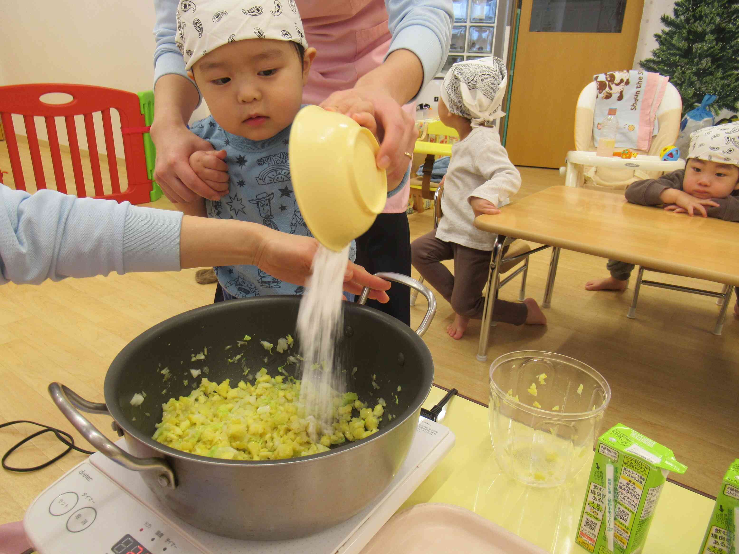 小麦粉ではなく「米粉」をサラサラ～。