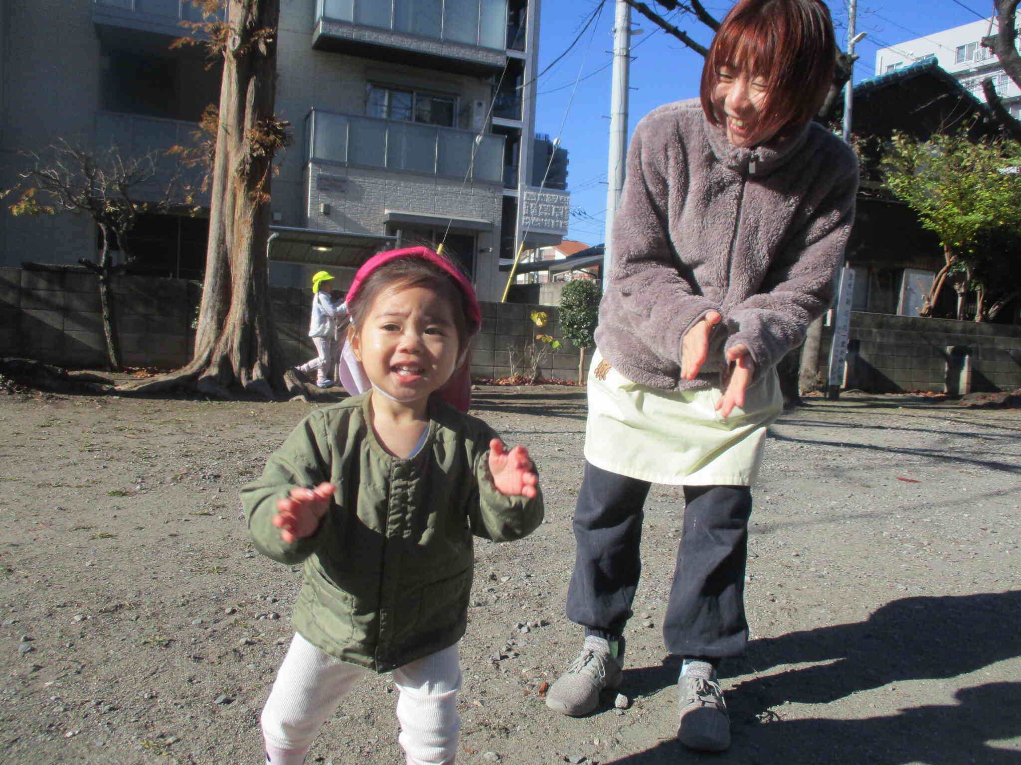 滑り台の階段を上っている子を応援！