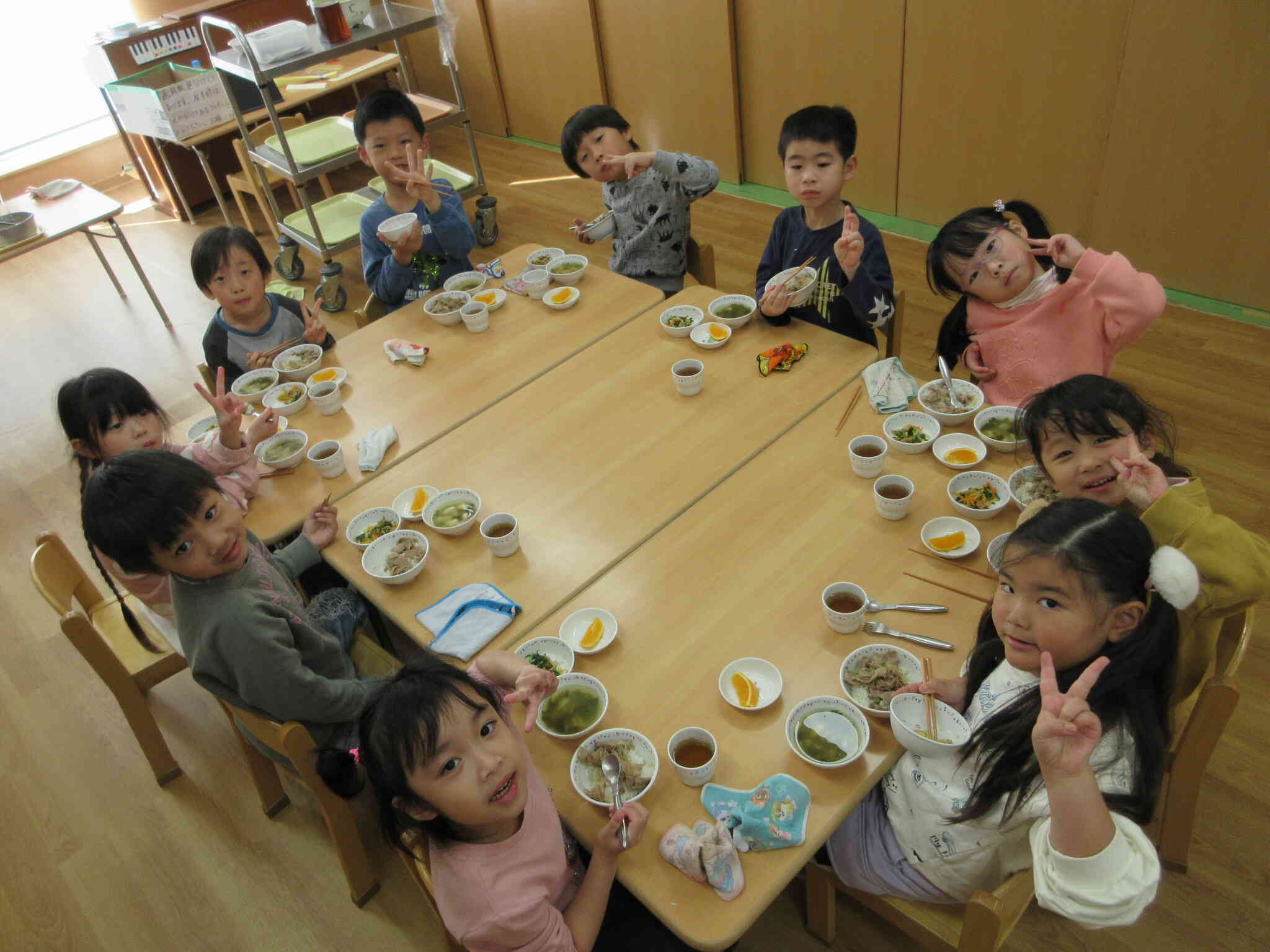 給食モリモリ！おかわりするぞ。