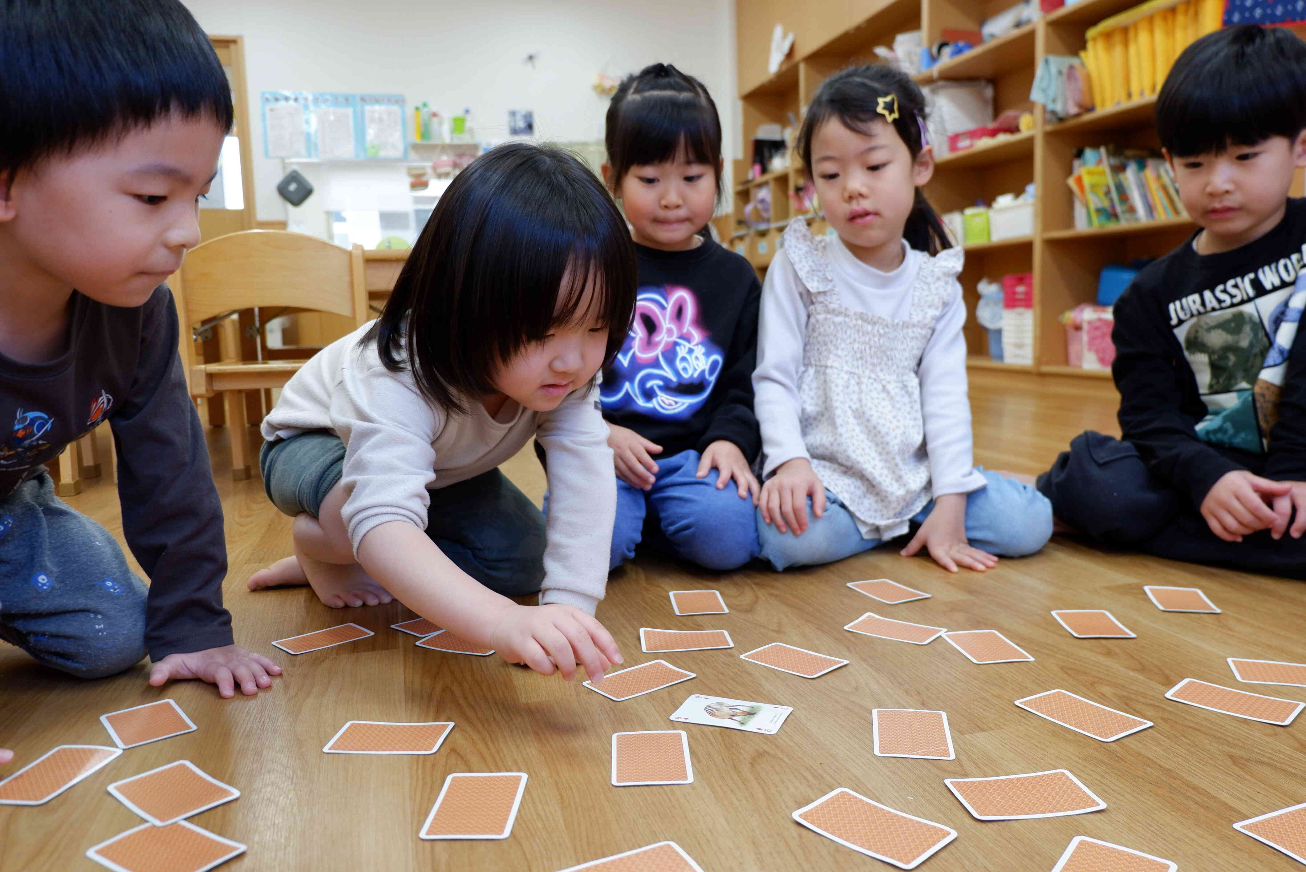 神経衰弱に挑戦！！同じカードどこかなぁ❔