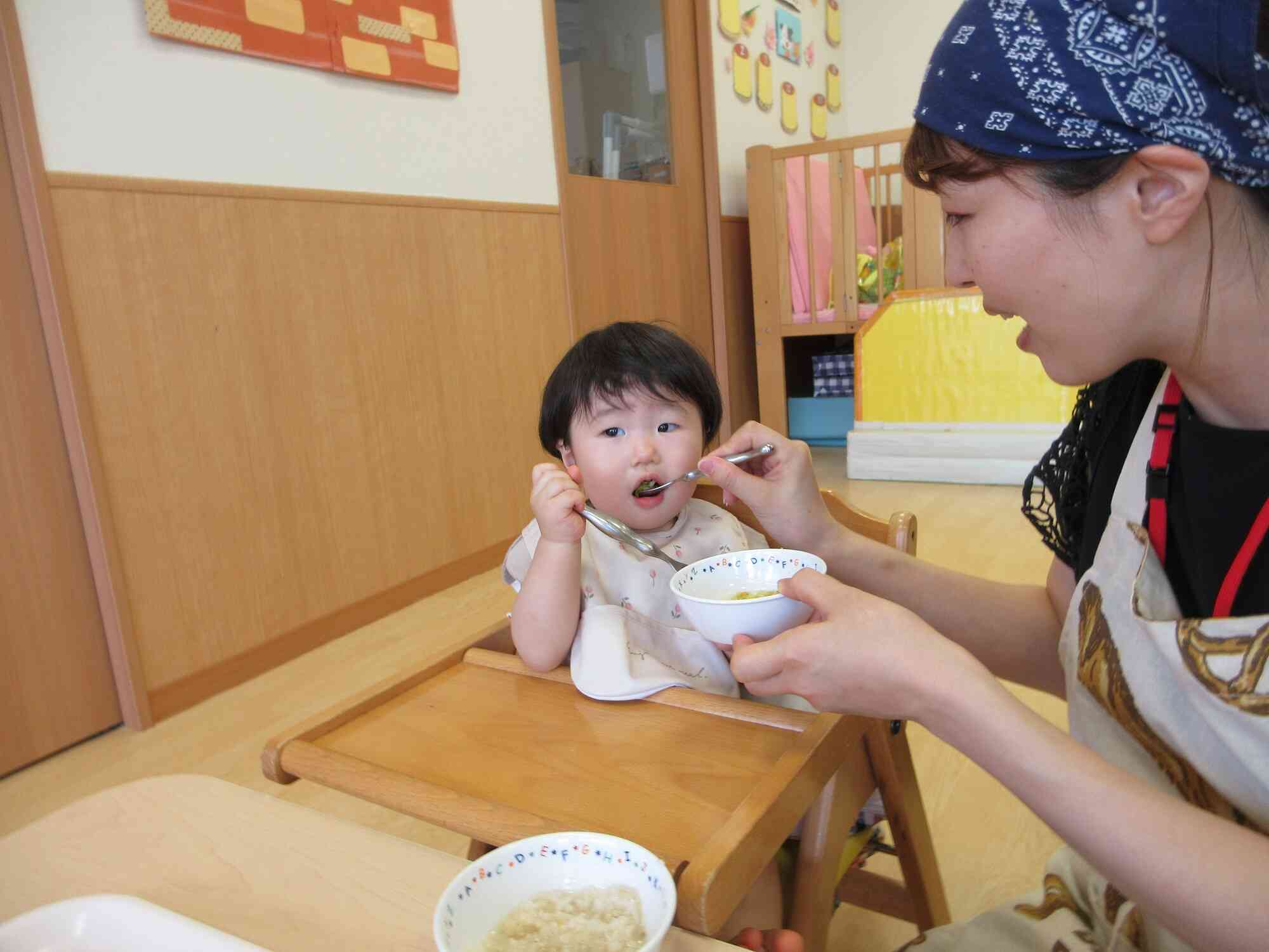 一緒に給食をパクリ！