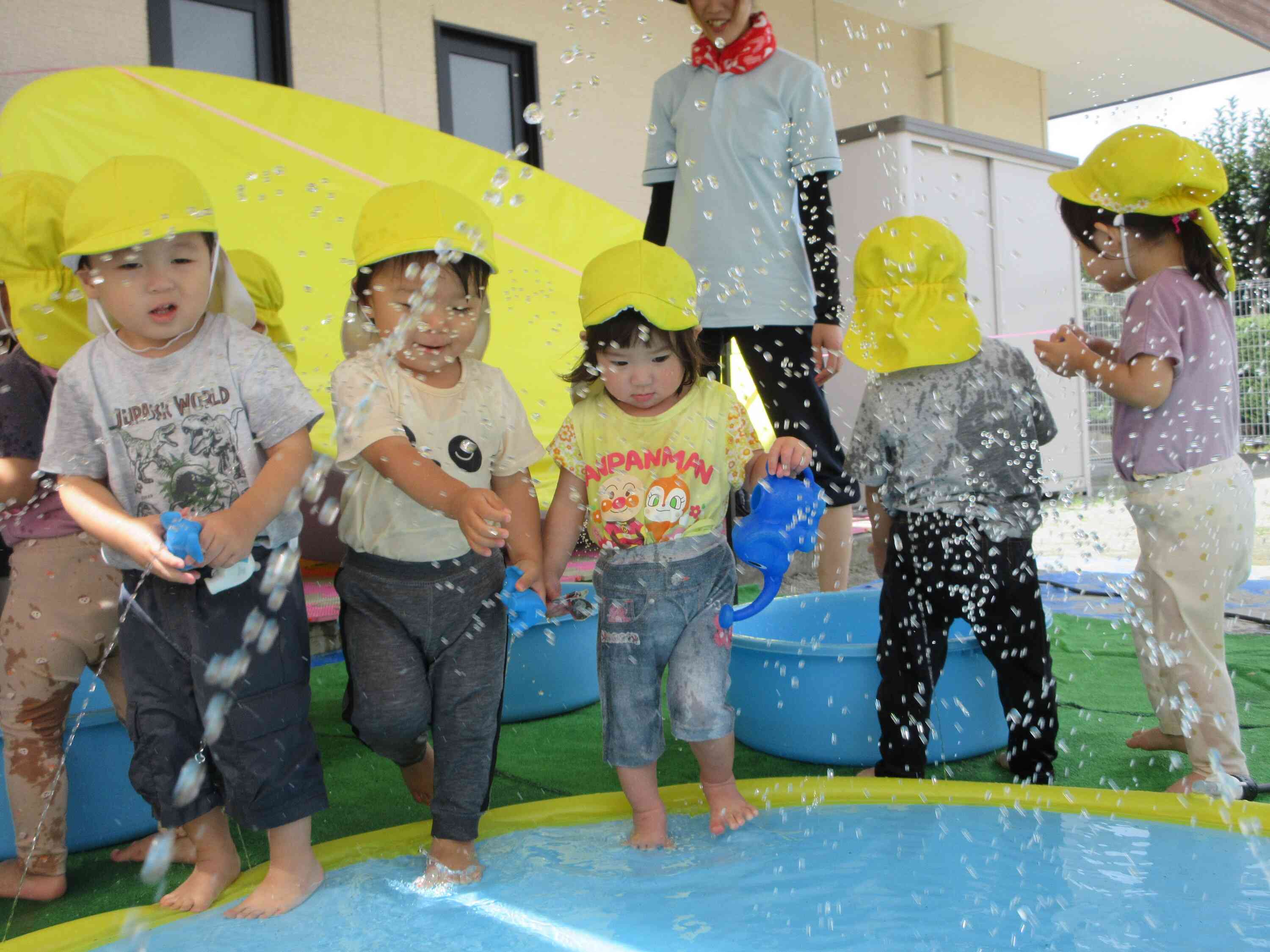 園庭で水遊び！～1歳児あひる組～