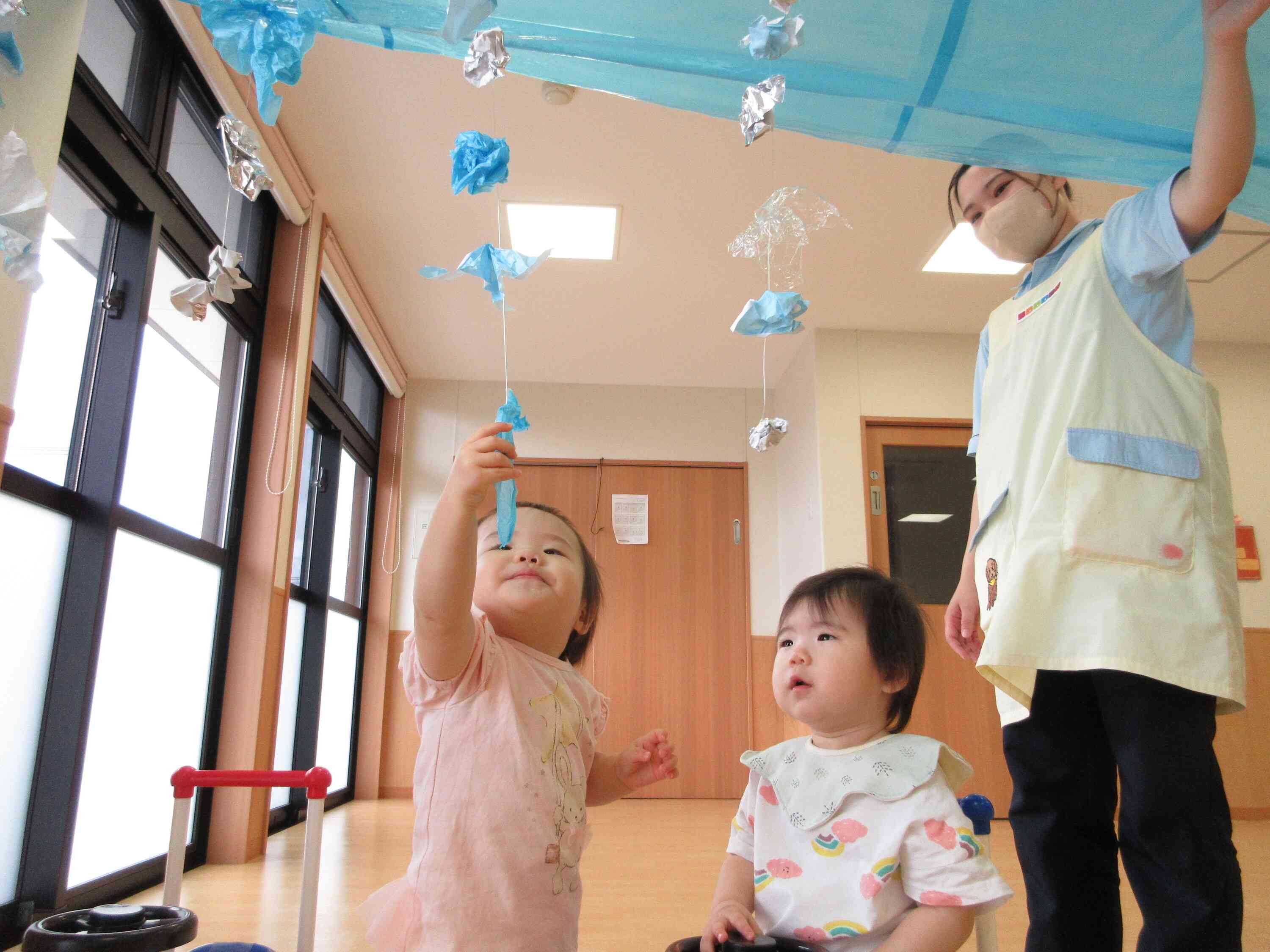 丸めた色紙などをぶら下げると…今度は雨に変身したよ！