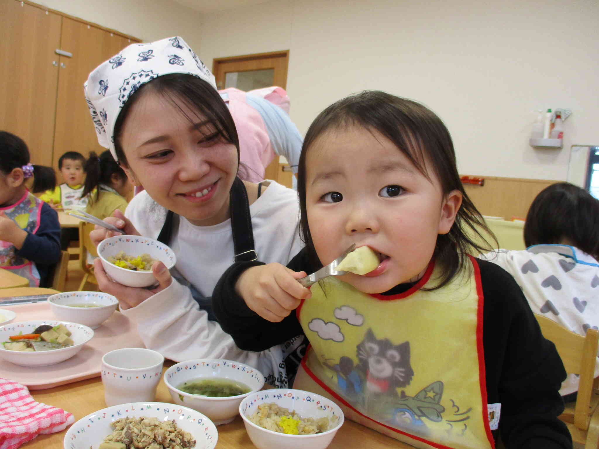 お母さんと食べる給食は美味しいね。