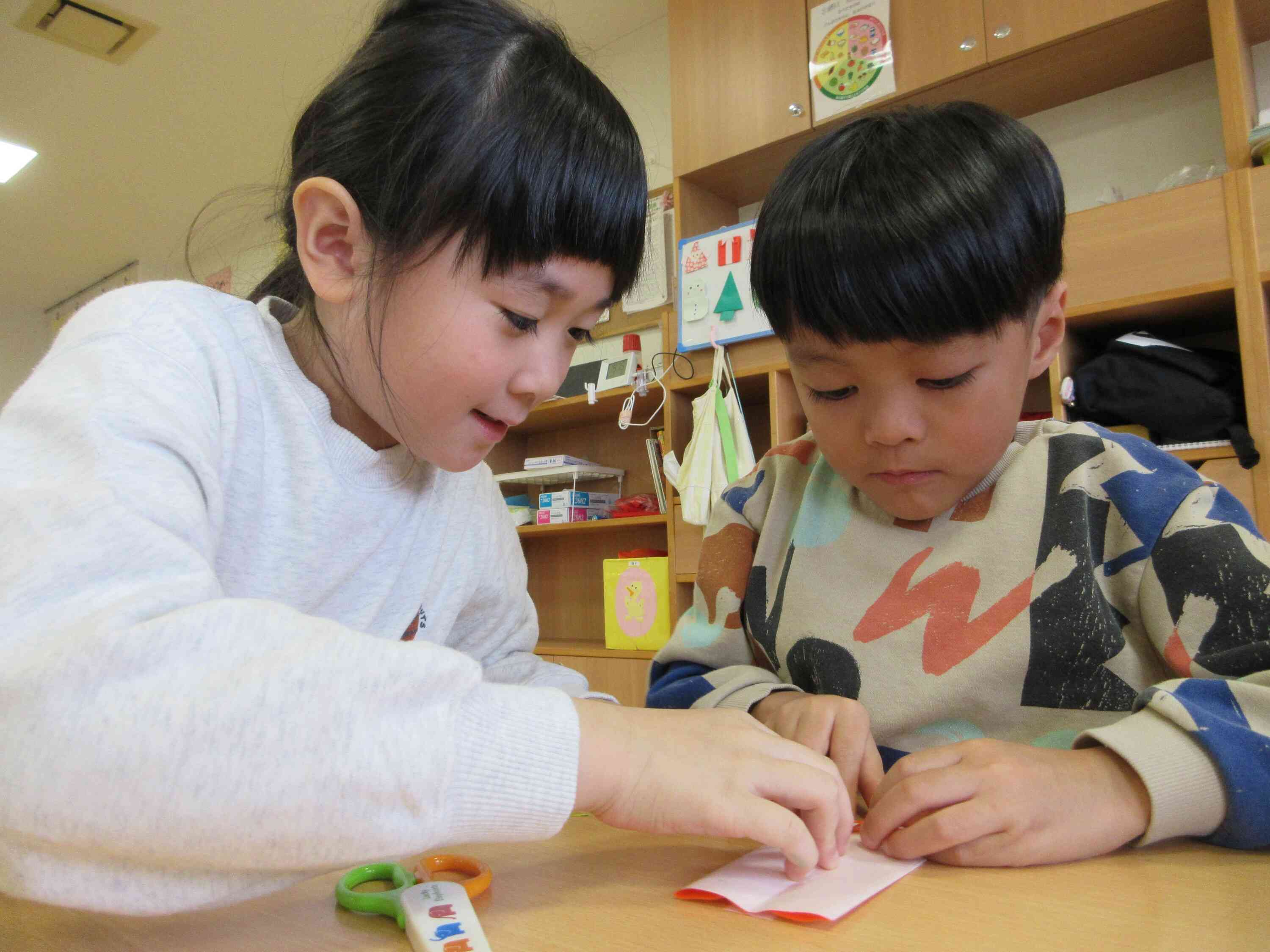 友達同士で折り紙の折り方を教え合っていましたよ