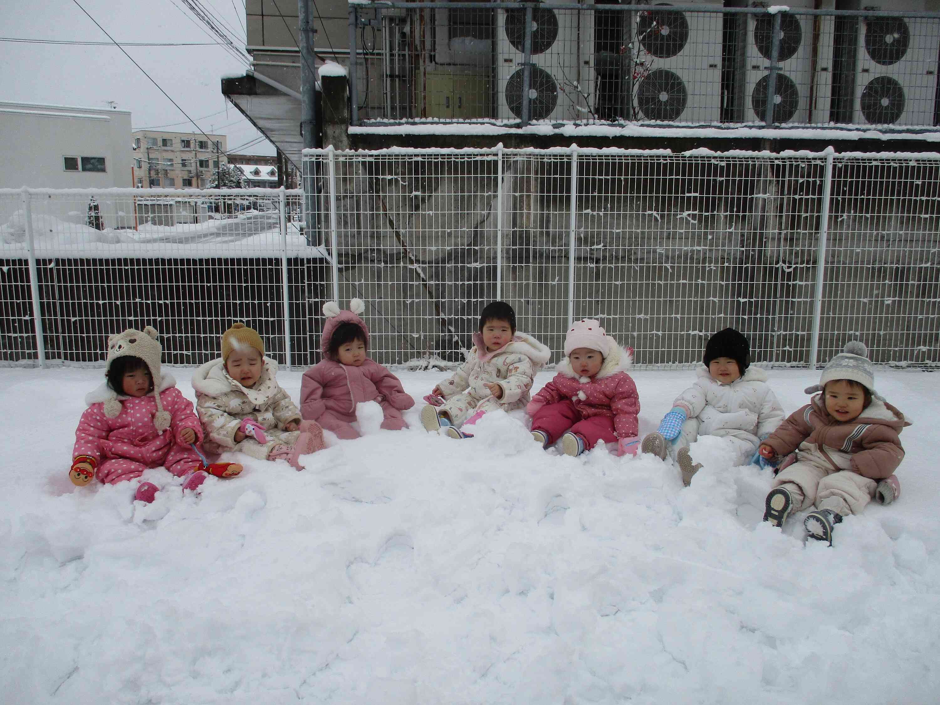 ひよこ組～0歳児クラス～雪の上に全員集合