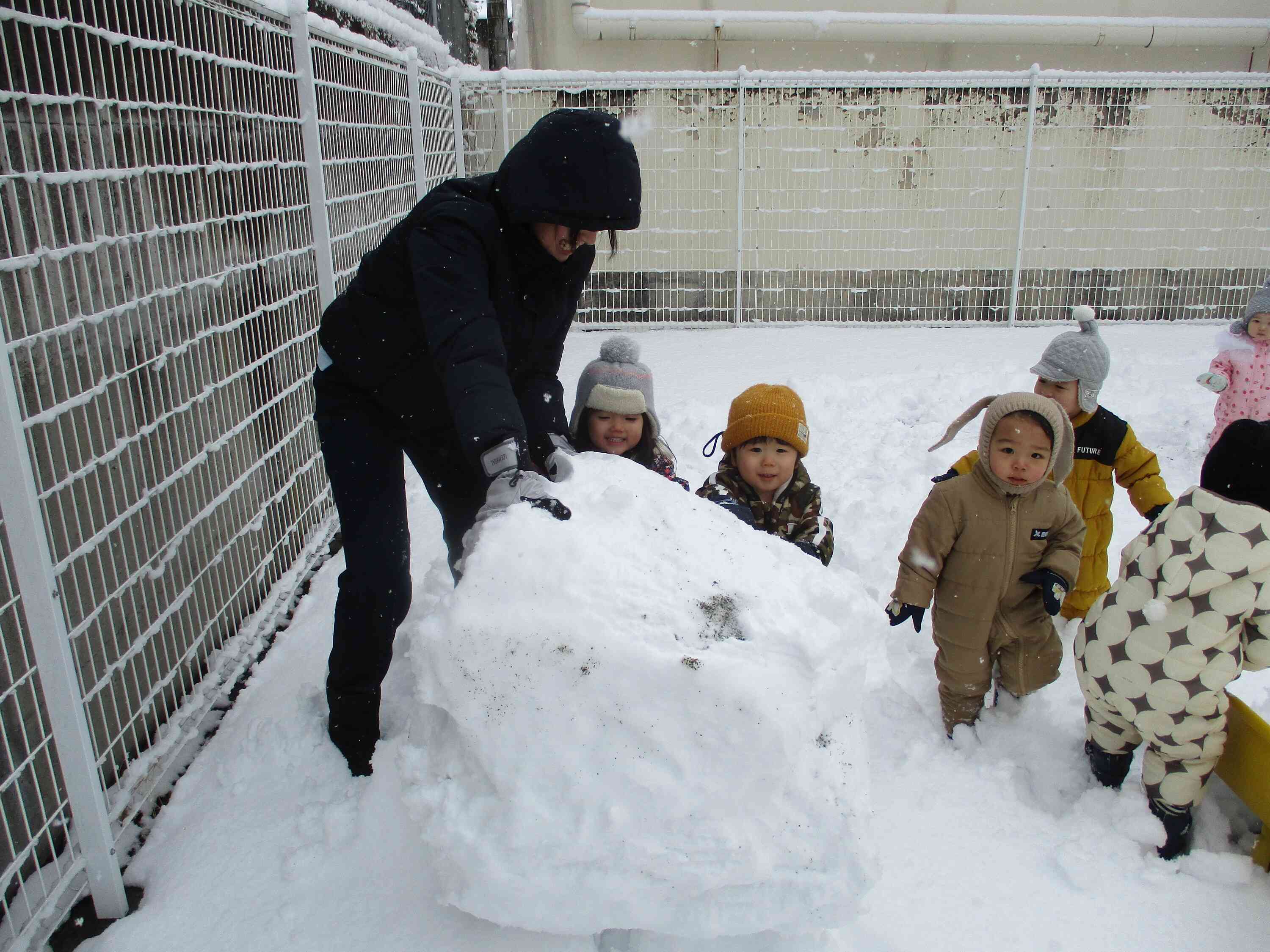 雪だるま製作中