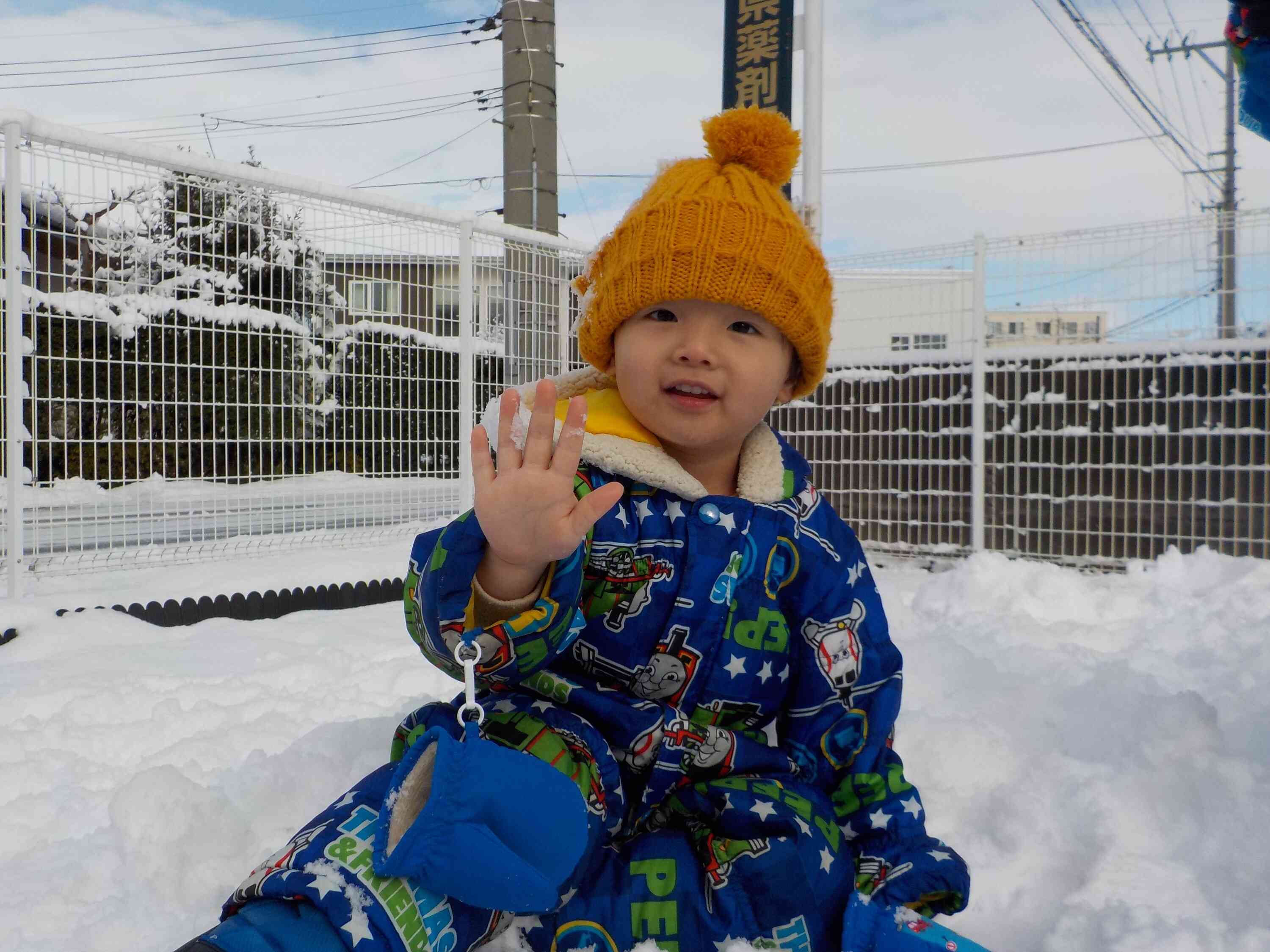 手に雪がついた！冷たいっ！