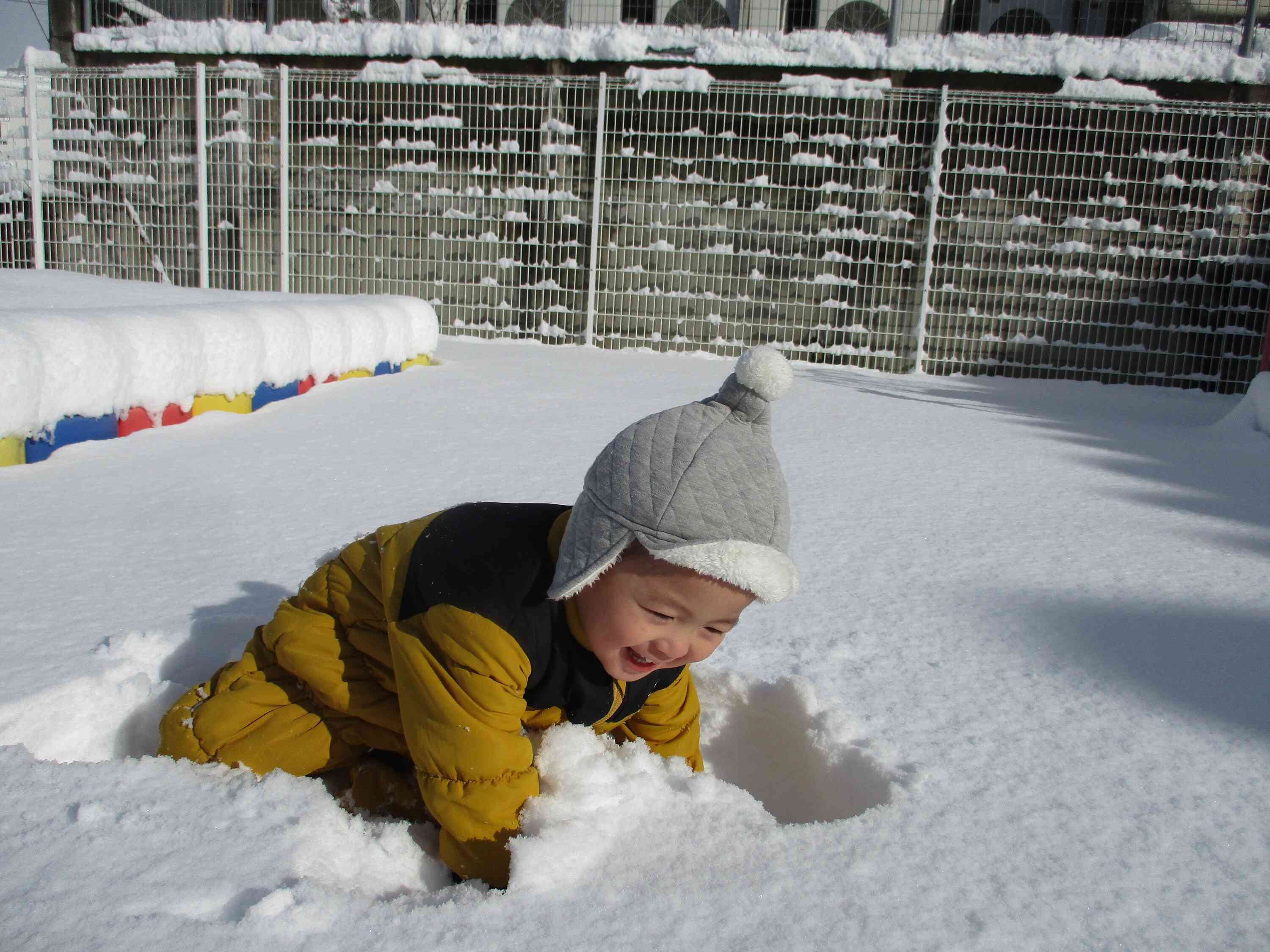 おもいっきり雪遊び～１歳児　あひる組～