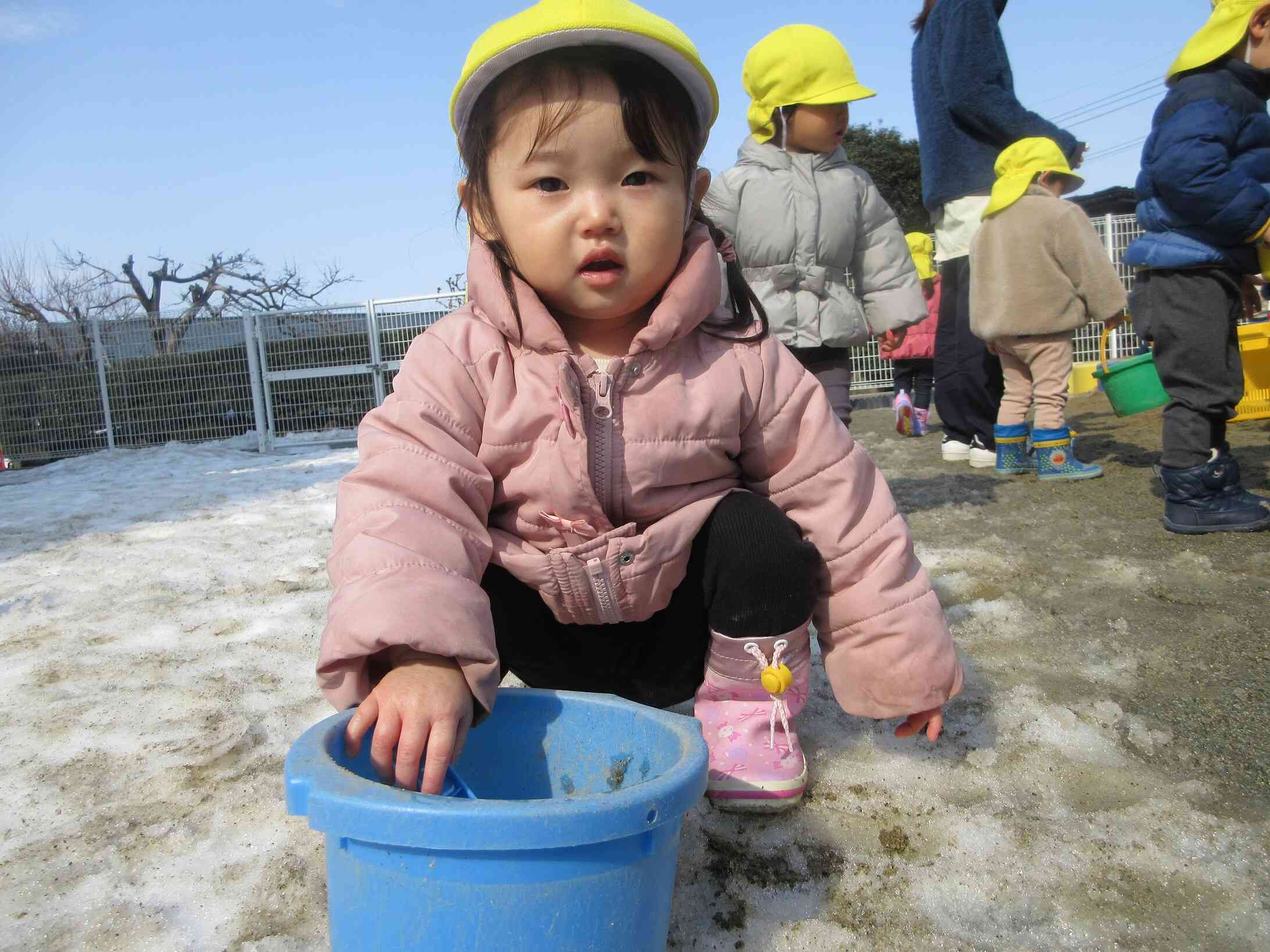 おててで雪を触るとつめた～い！