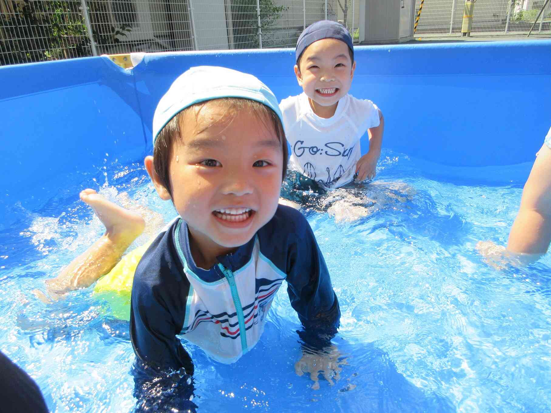 プール遊び！水が気持ちいいね。