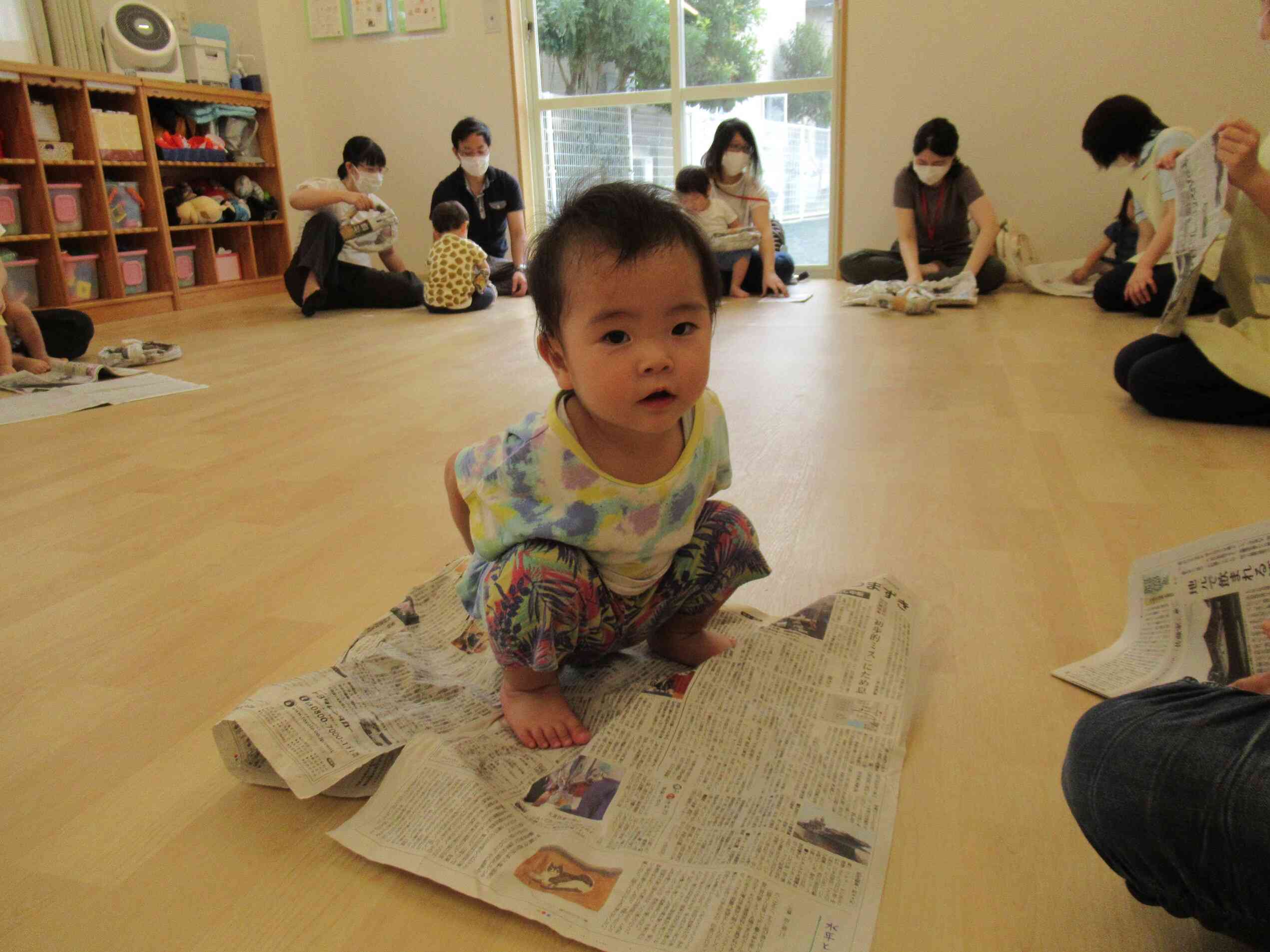 新聞紙の上に乗ってみたよ