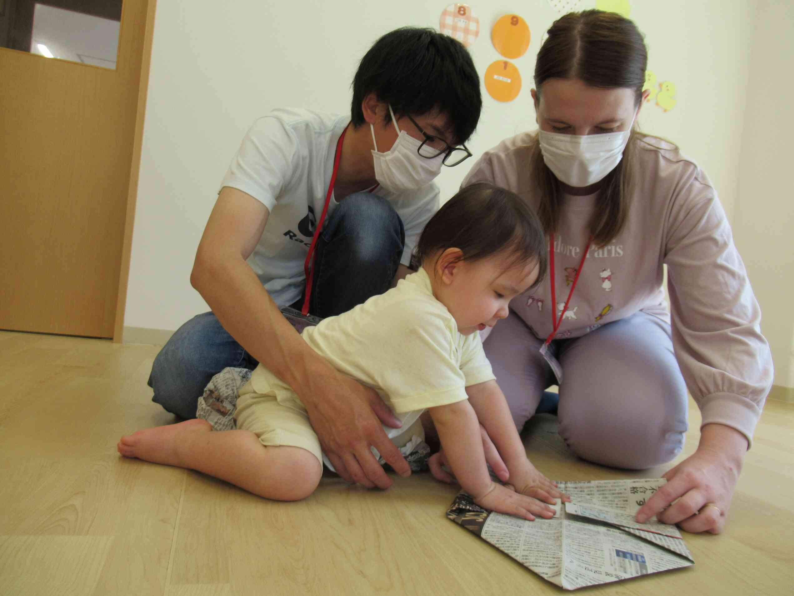 新聞紙で遊んだよ(1歳児)