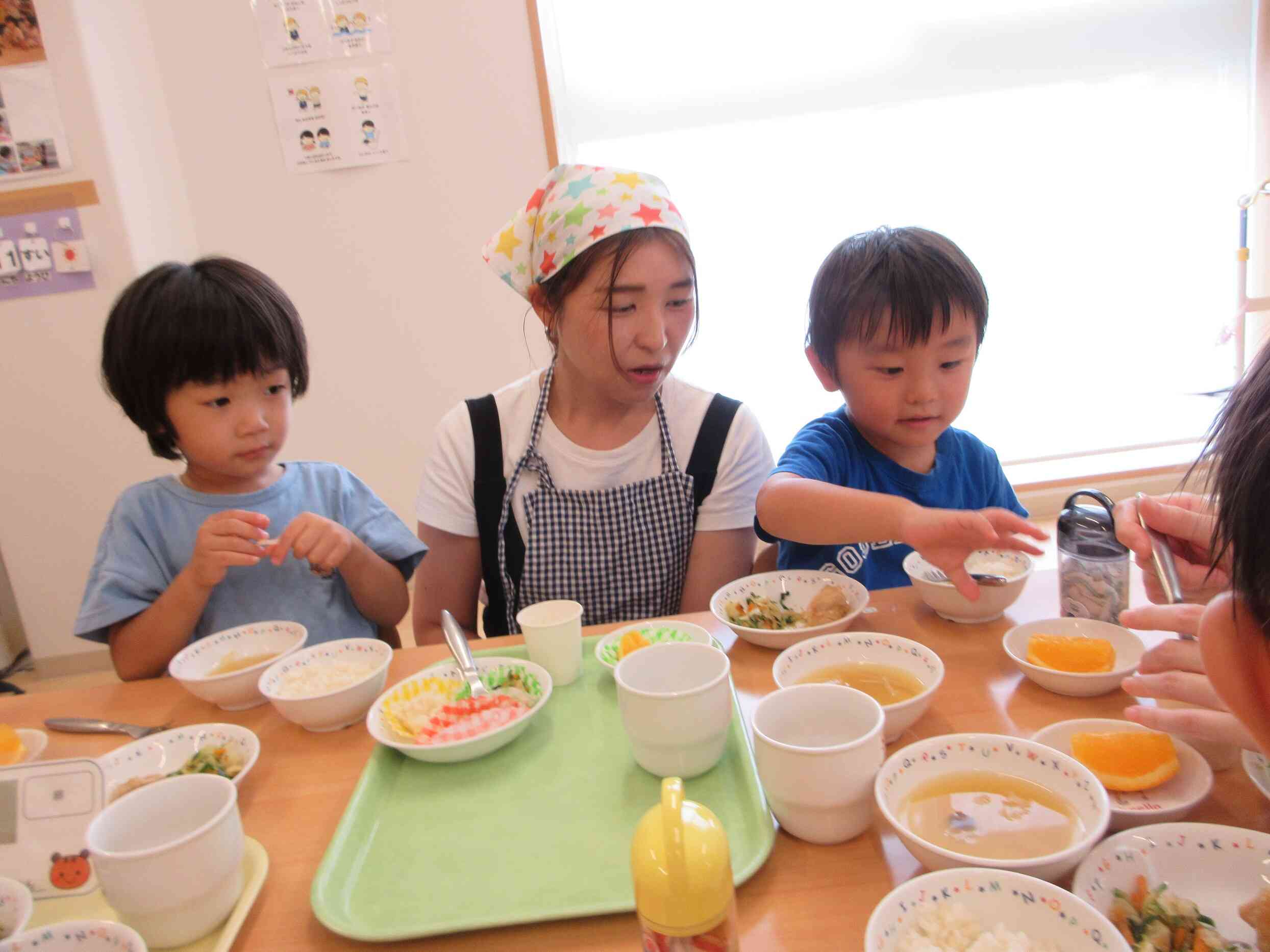 一緒に給食食べると楽しいな♪