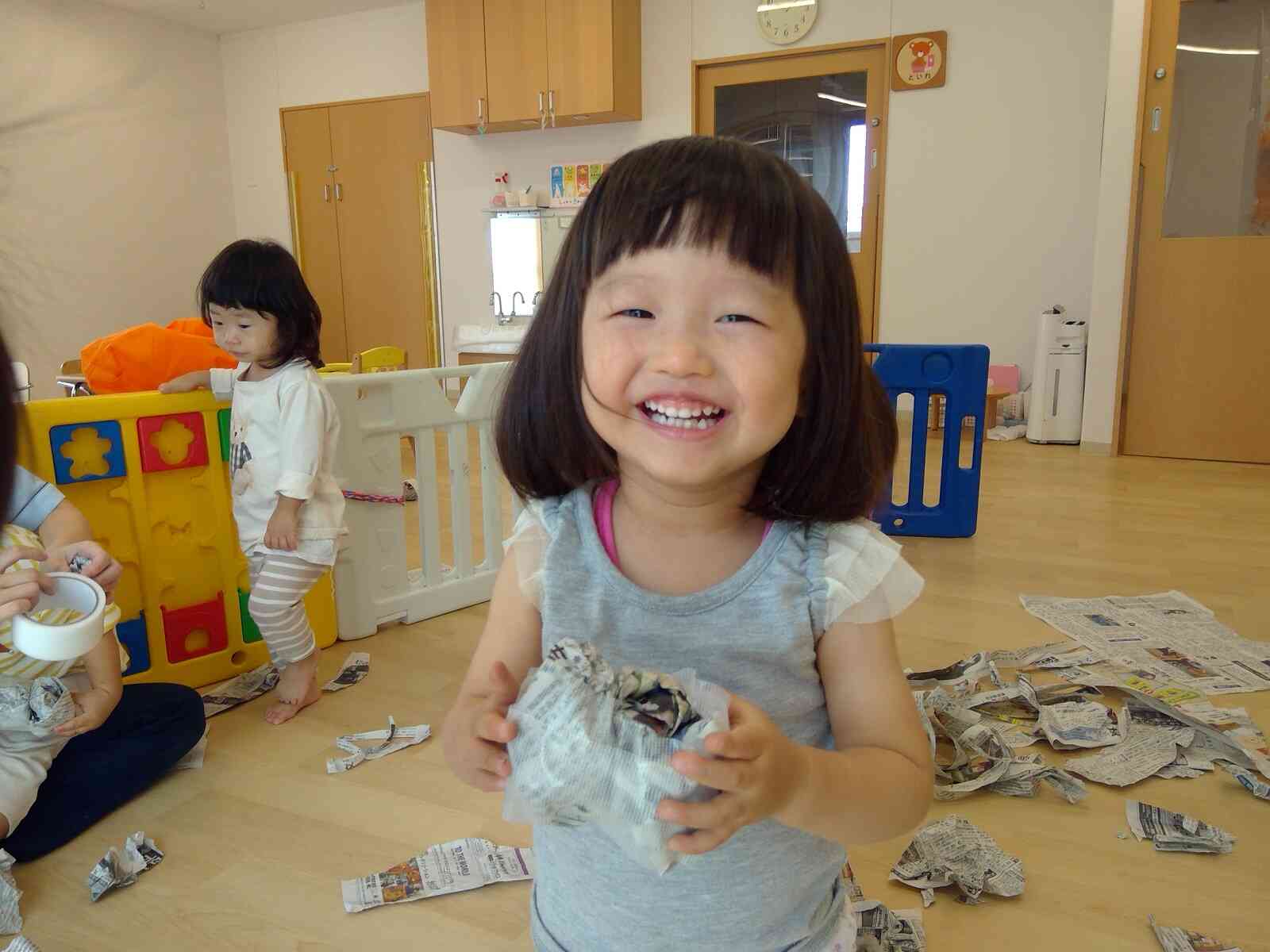 新聞紙遊び大好き！（1歳児）