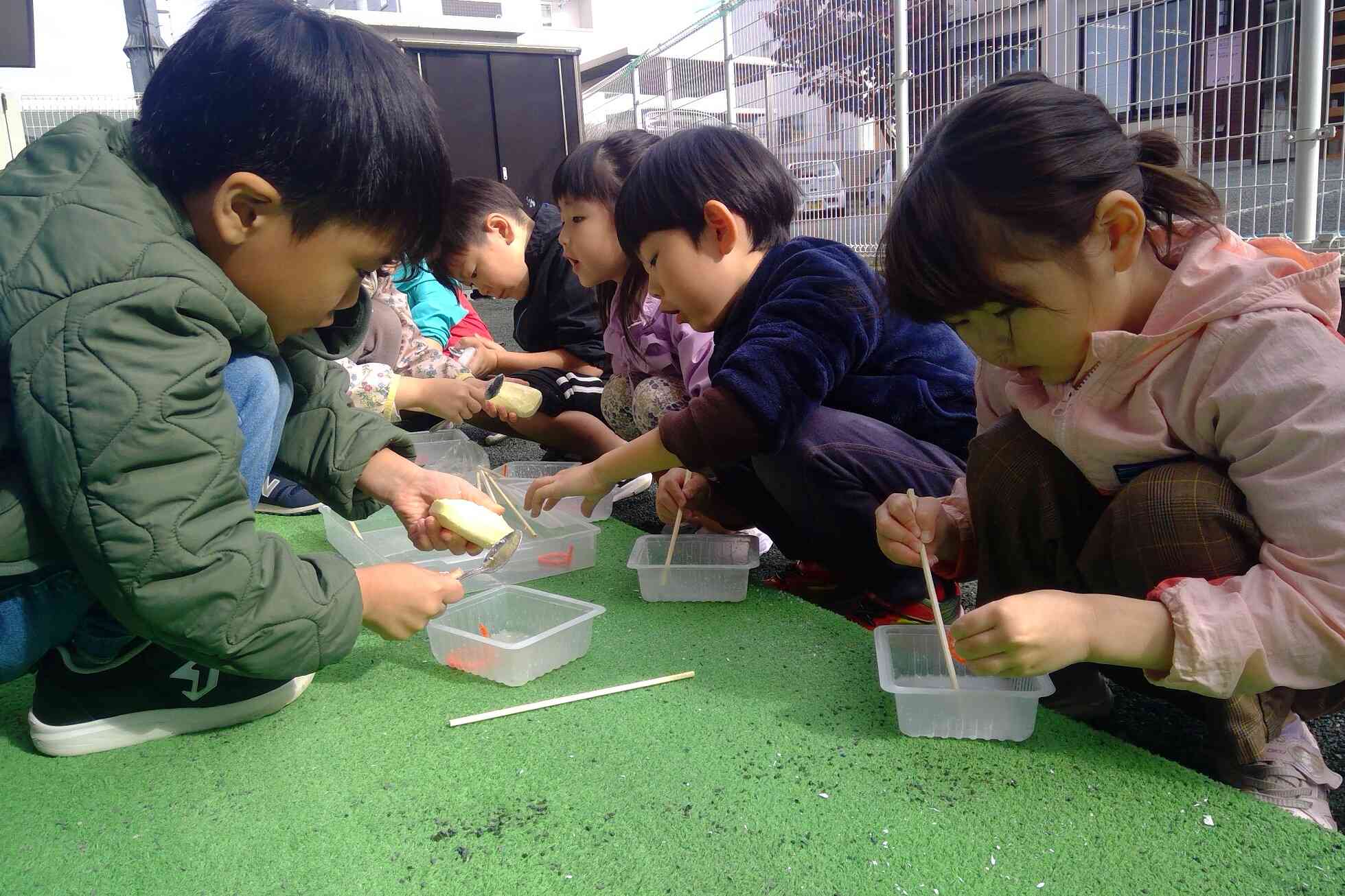 外に行ってシャボン玉作ってみたけど、なかなか膨らまず微調整中・・・