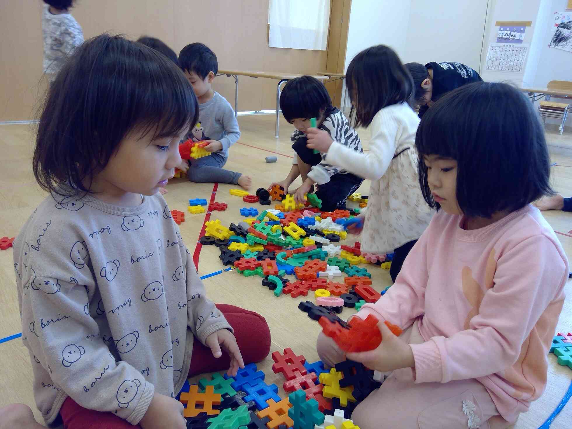 室内遊びの様子（りす組・３歳児）