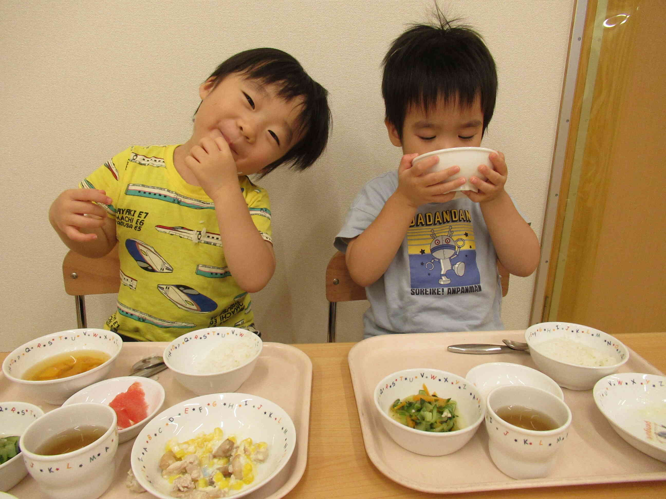 お友だちと一緒に食べるともっと美味しいね♪