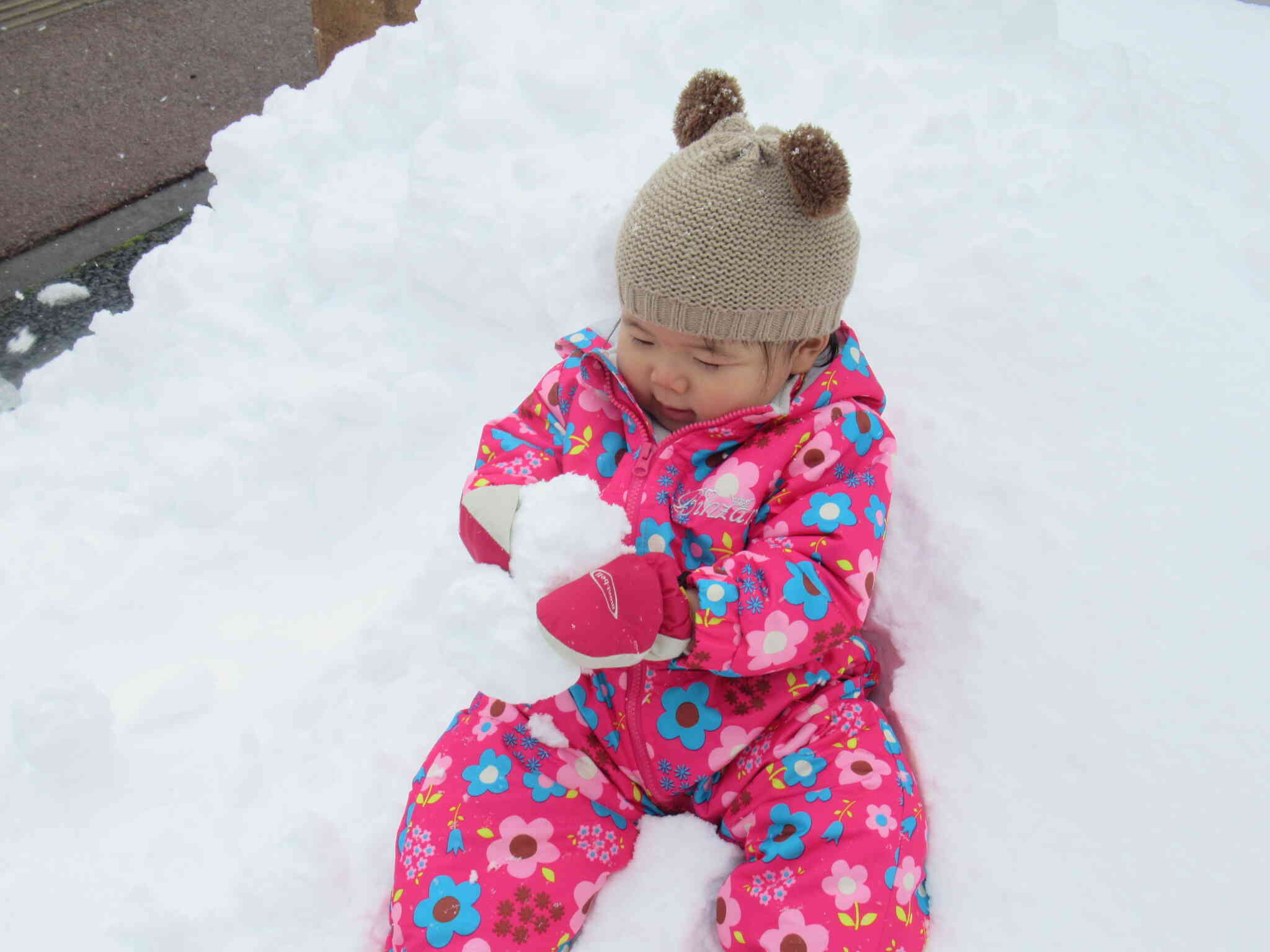 小さな雪だるまに興味津々です！