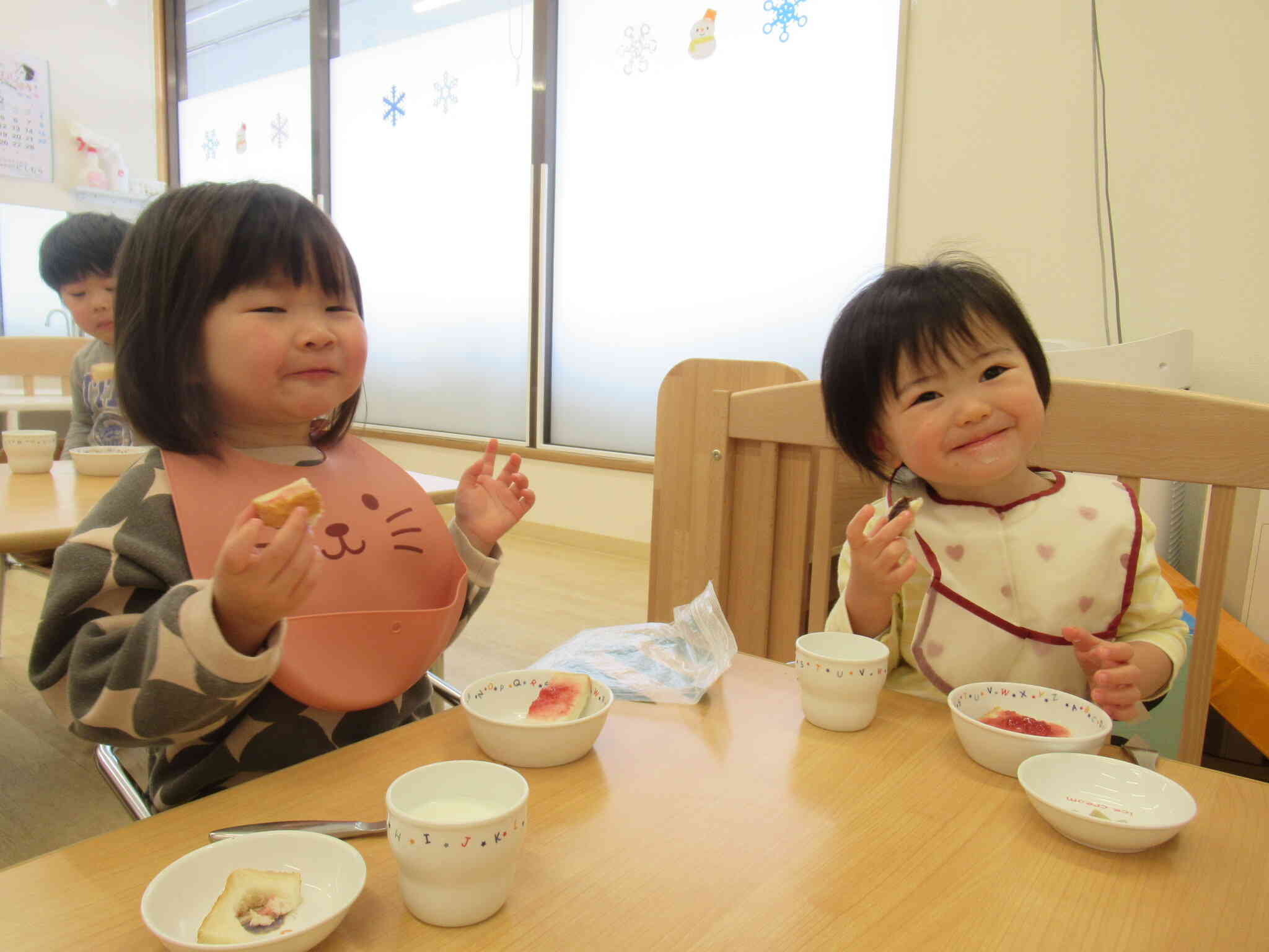 みんなが潰したいちごは、給食の先生がいちごジャムサンドにしてくれました！美味しいね♡