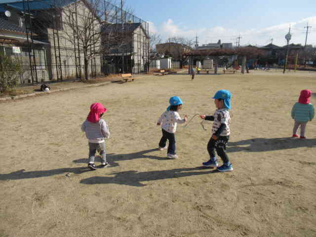 「しっぽ取った！」「きゃー！取られちゃった！」「こっちもあるよー」