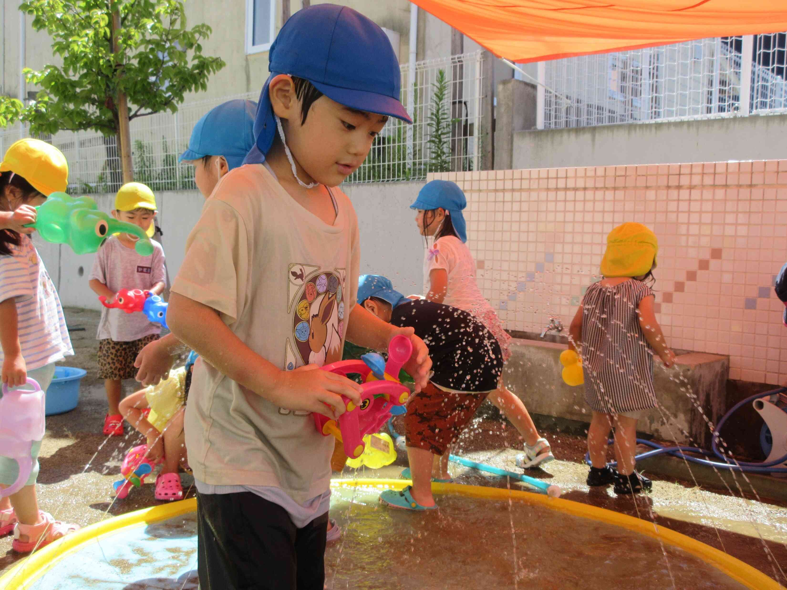 まだまだ暑い日は、水遊びが気持ち良い～