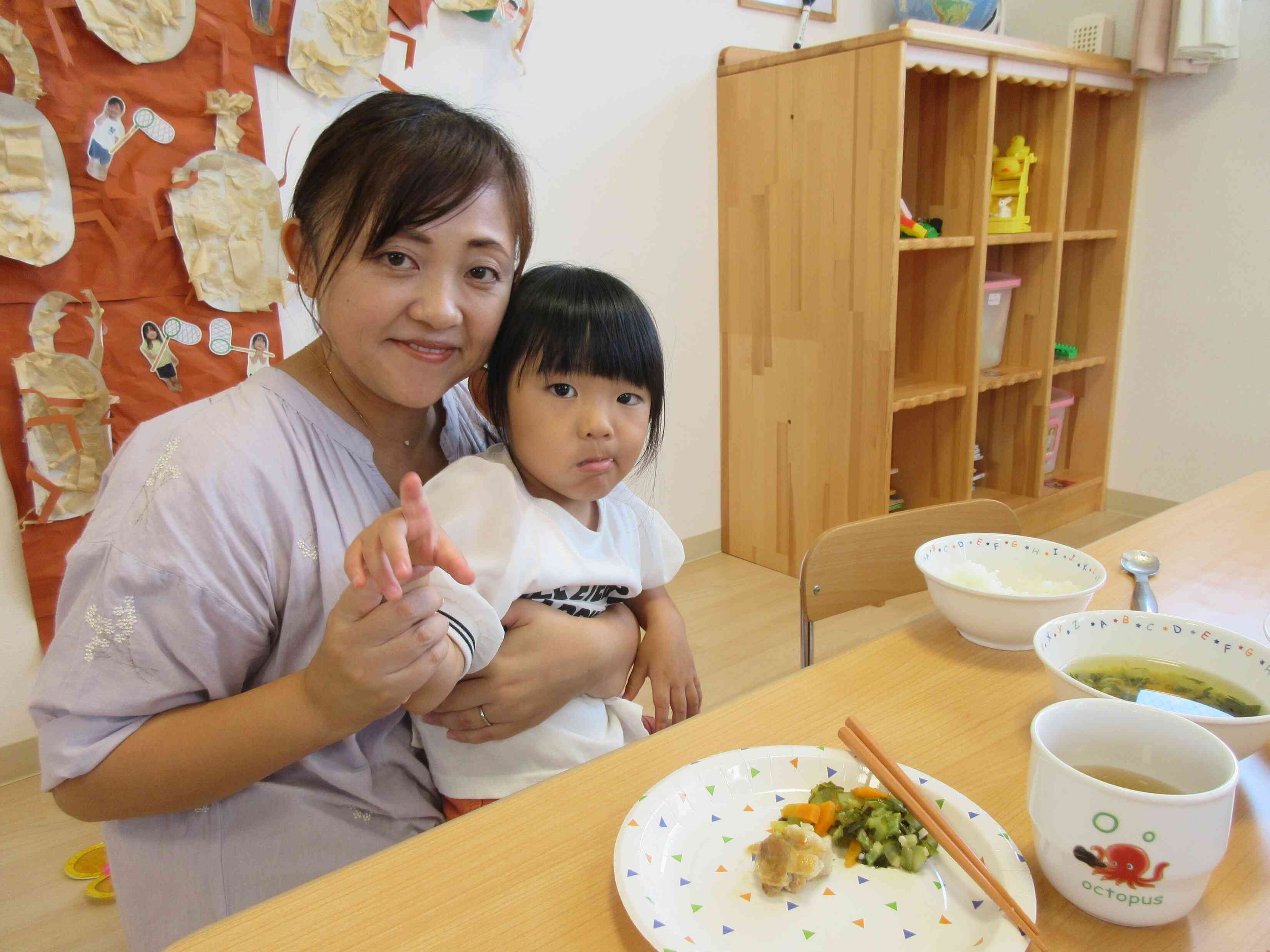 ママと一緒に食べる給食、おいしいね☆