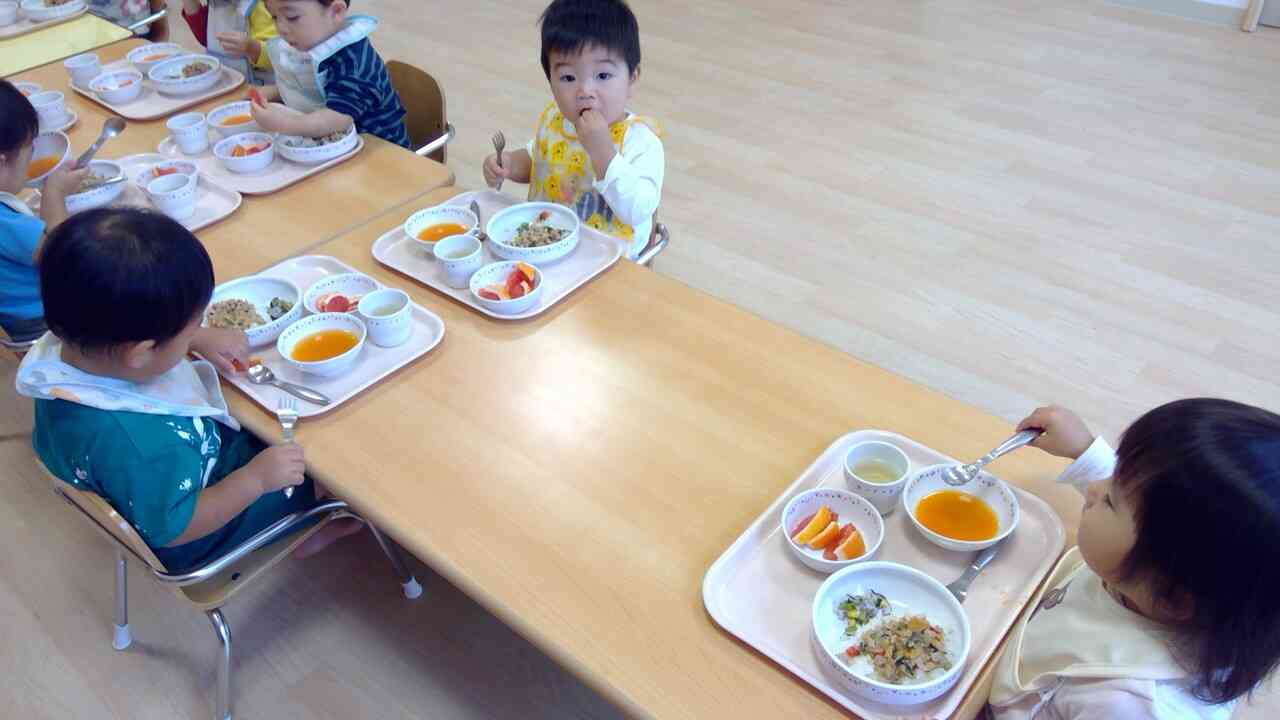 みんなで食べるお給食って美味しいよね♪