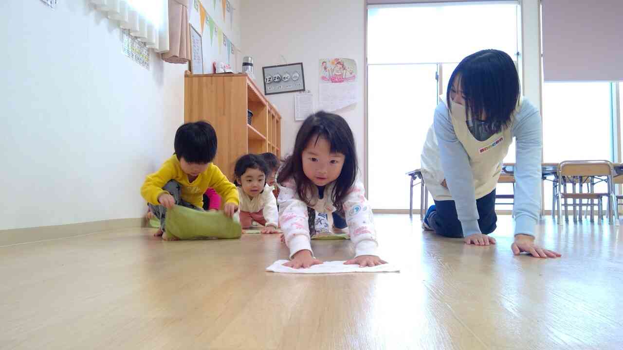 みんなで大掃除！今年一年、ありがとうございました。（２歳児クラス）