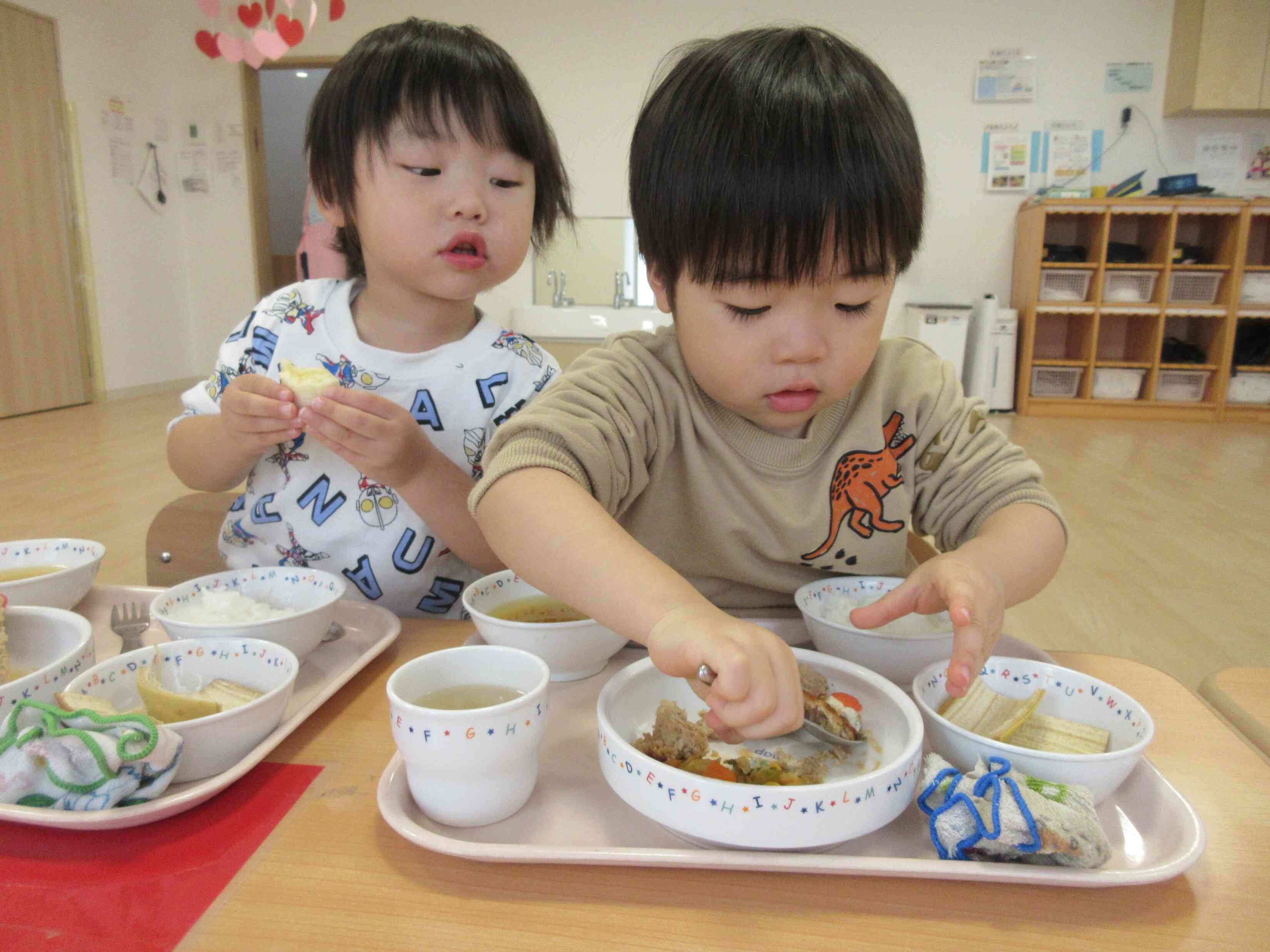 トッピングを先に食べるかハンバーグを先に食べるか、隣の子の食べ方も気になります。