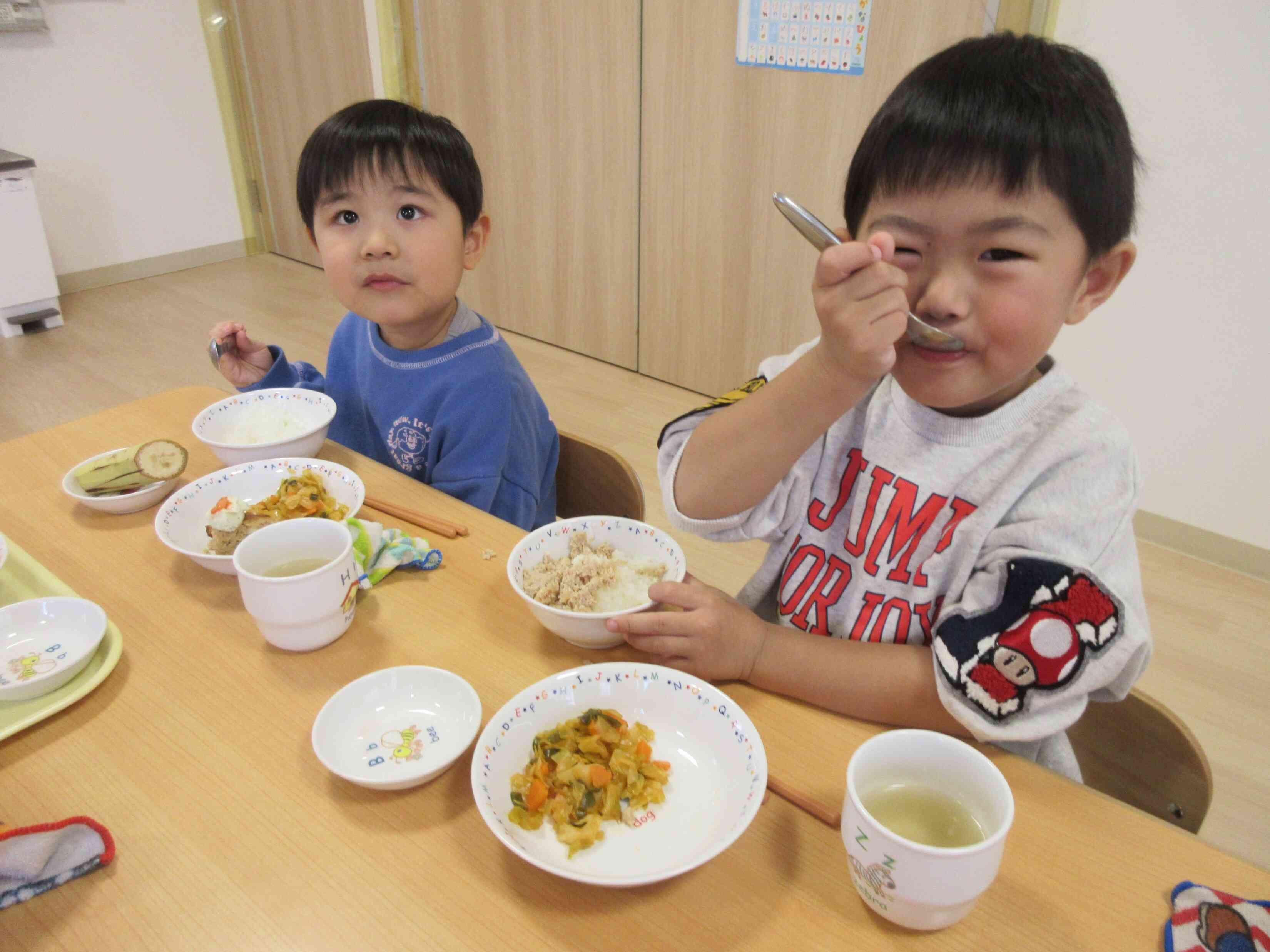 今日のバナナはいつもより大きくて『お腹いっぱいになっちゃうよ～』と嬉しそうに食べていました。