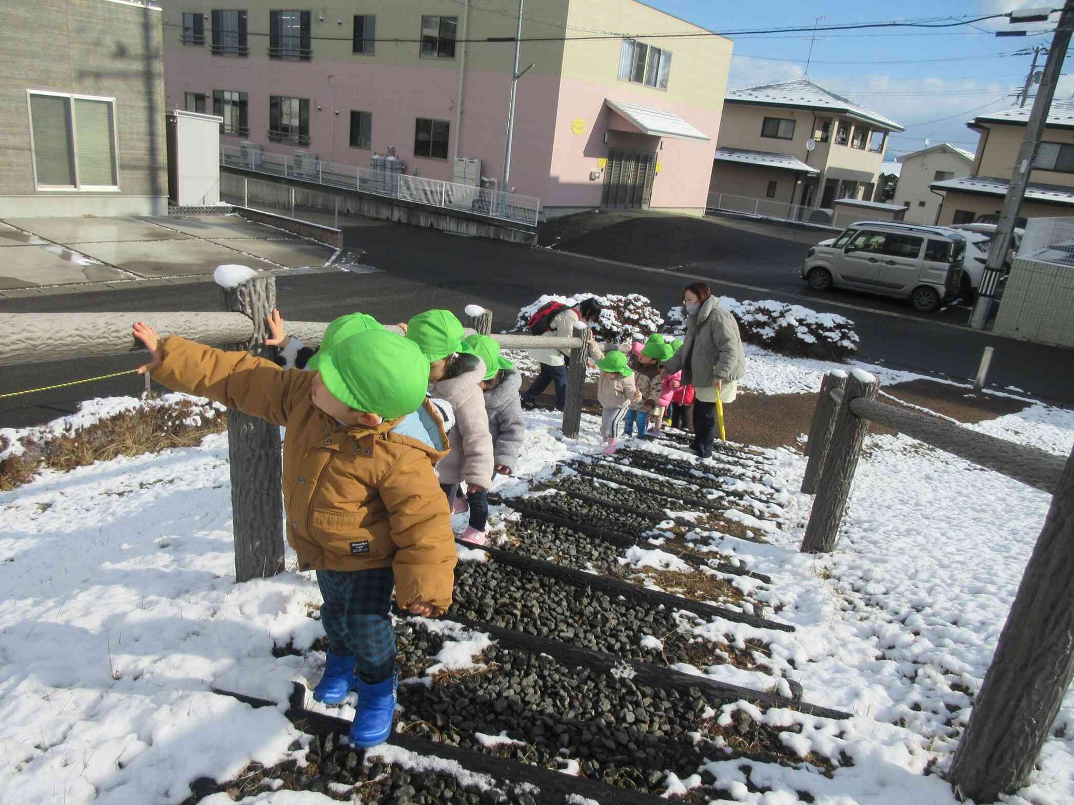 手すりに摑まって階段を上手に登れます！！