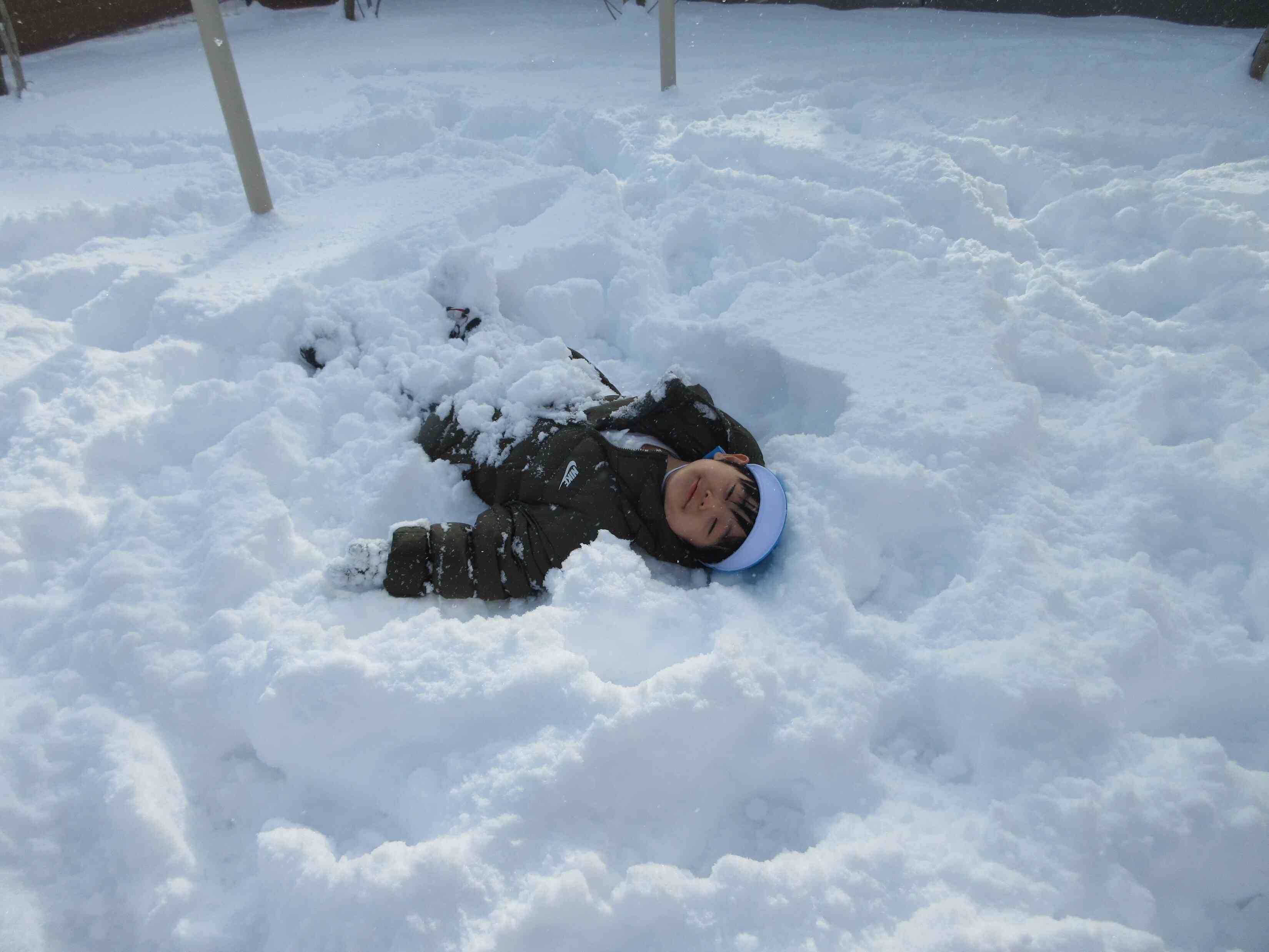 雪の上にゴロ～ン