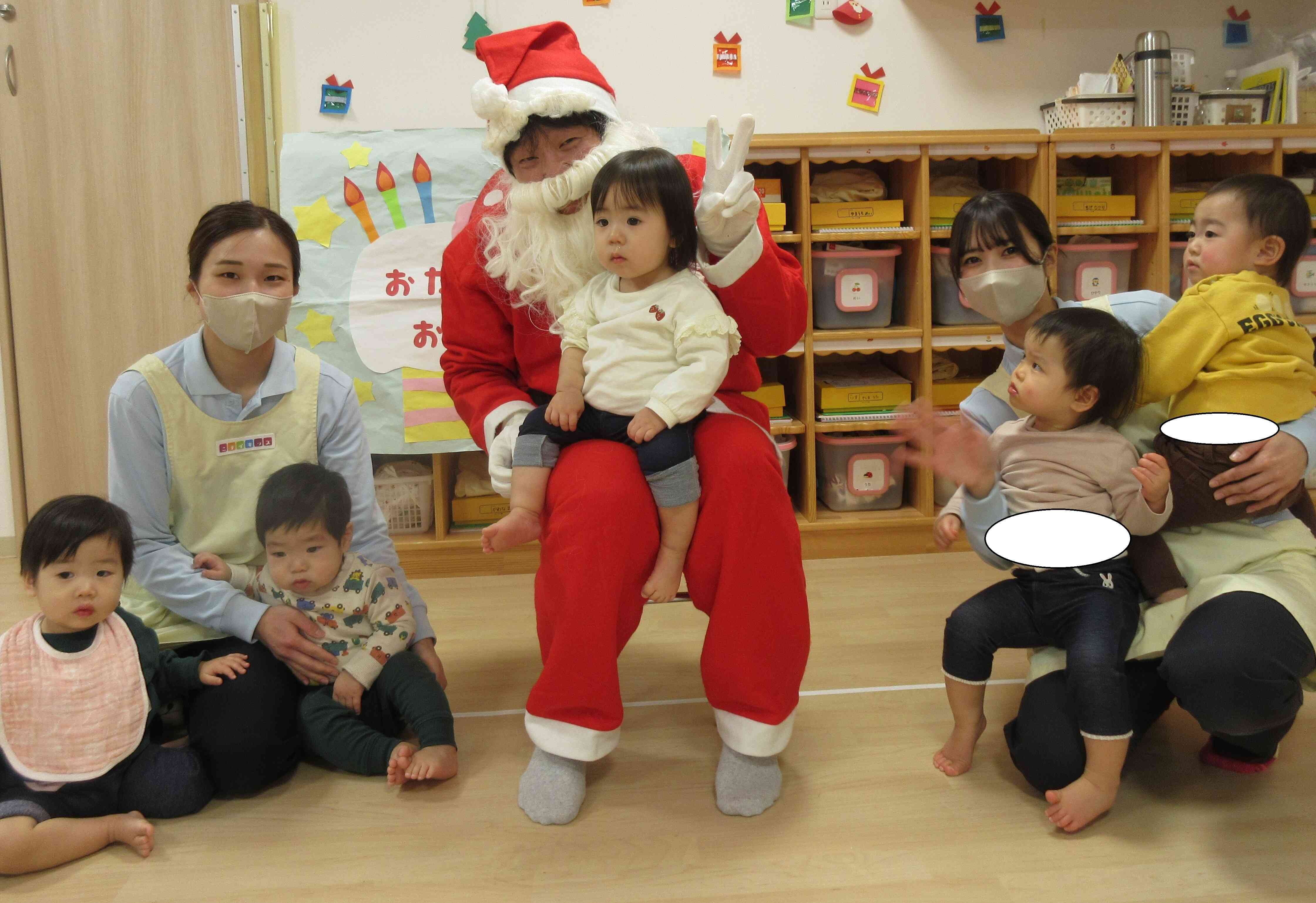 サンタさんとひよこ組（0歳児）さん♪