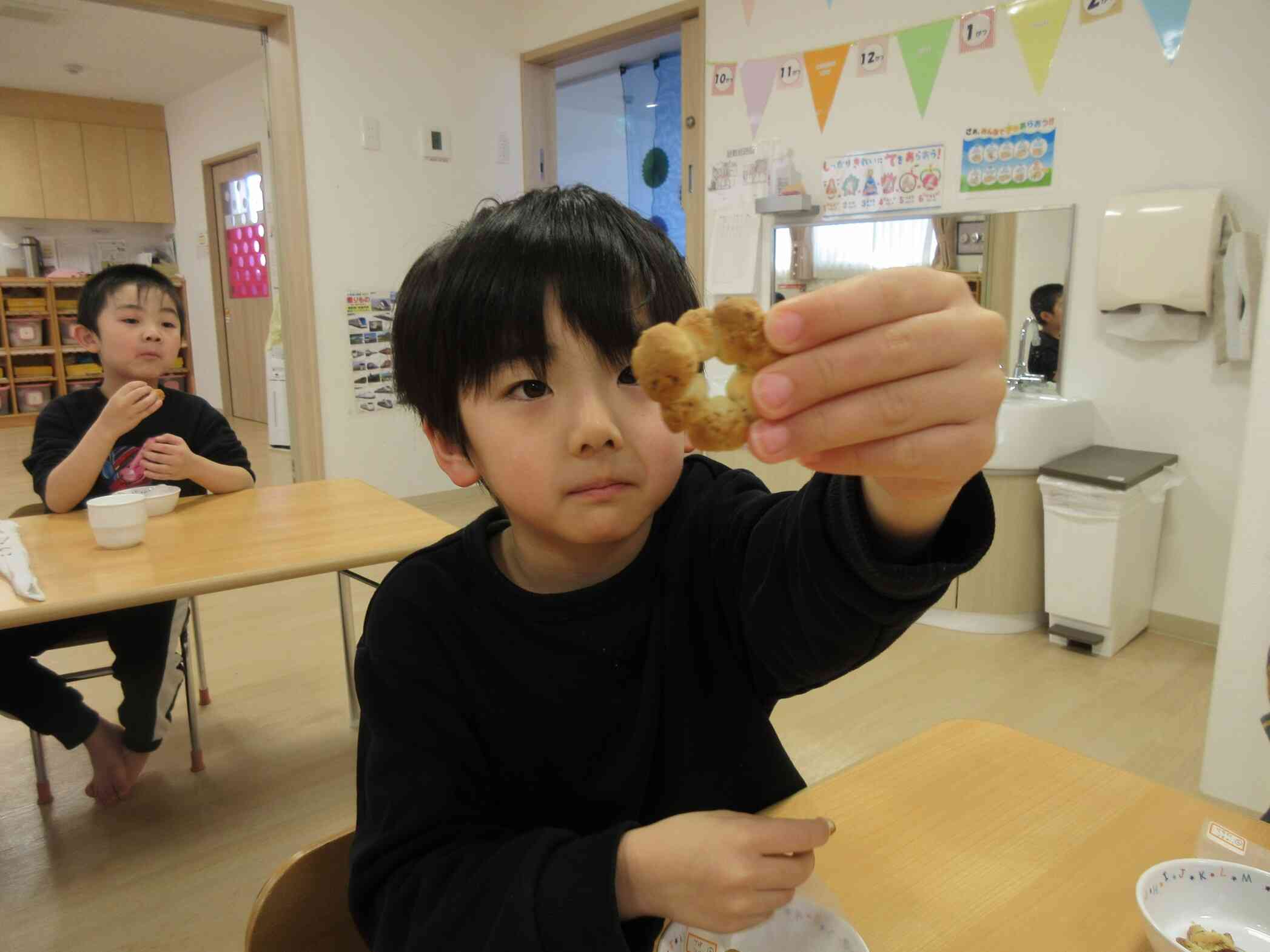 自分たちが考えた形のまま焼きあがったクッキーに大満足！