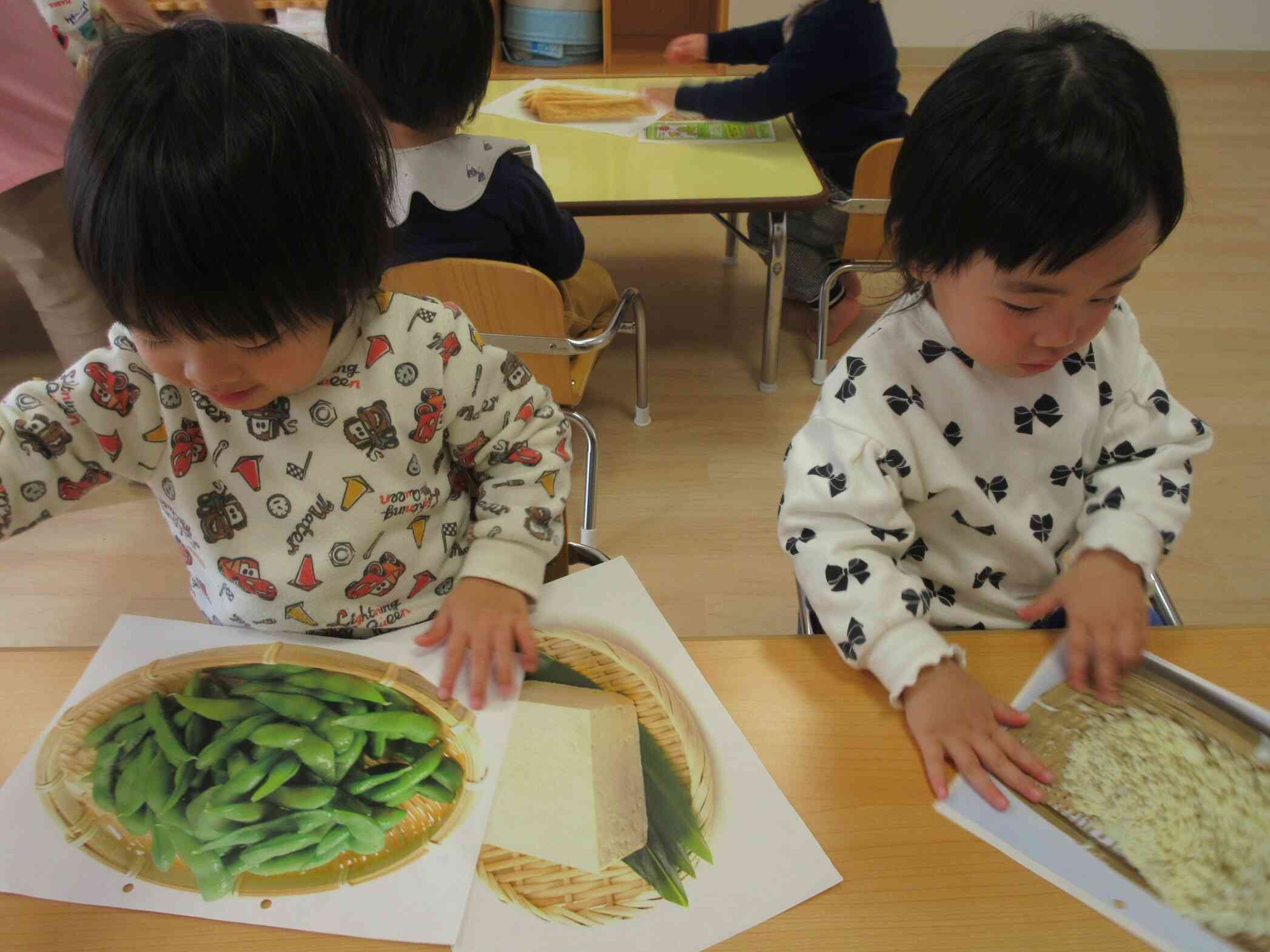 写真の食材名を伝えると子供たちも繰り返し言葉にして楽しんでいました。