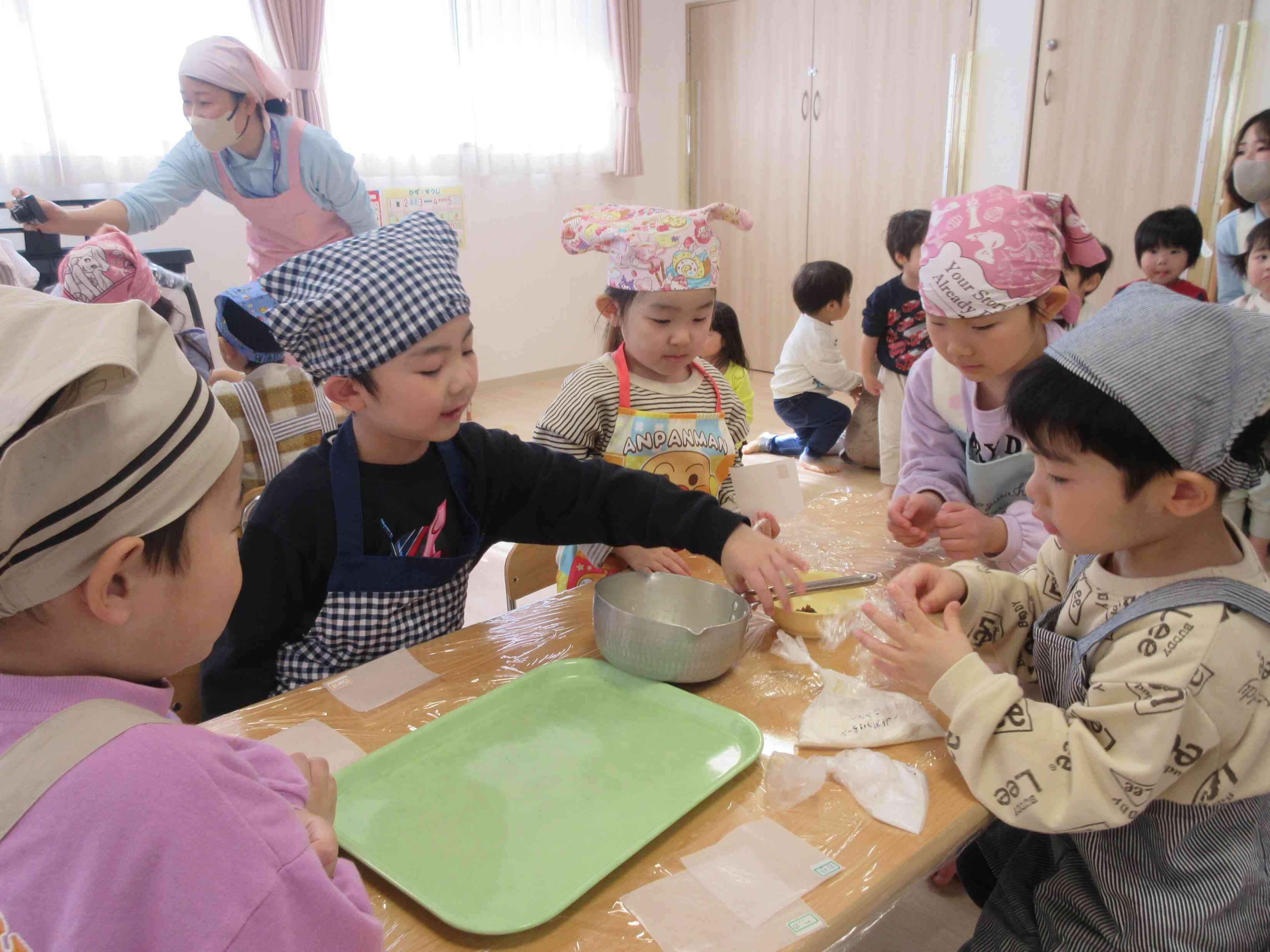 合同の食育はバタバタですがその分充実感もたっぷりです。お兄さん、お姉さんの活動の様子を2歳児も横で見学しています。